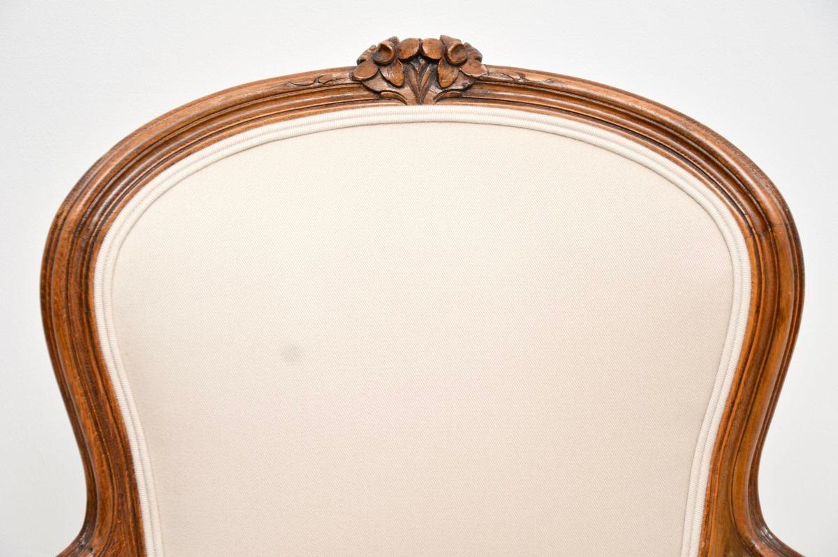 Tissu Paire de fauteuils de salon anciens en noyer français en vente