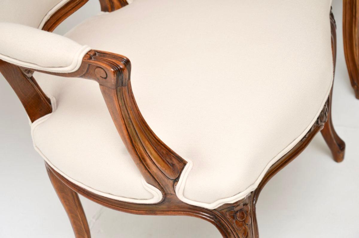 Paire de fauteuils de salon anciens en noyer français en vente 2