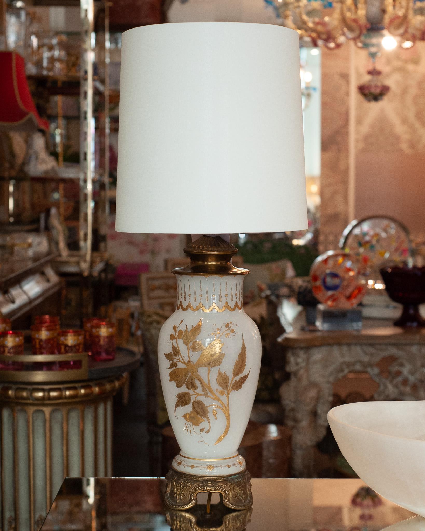 Pareja de Lámparas Francesas Antiguas de Cristal Opalino Blanco y Bronce con Pantalla de Lino Blanco Francés en venta