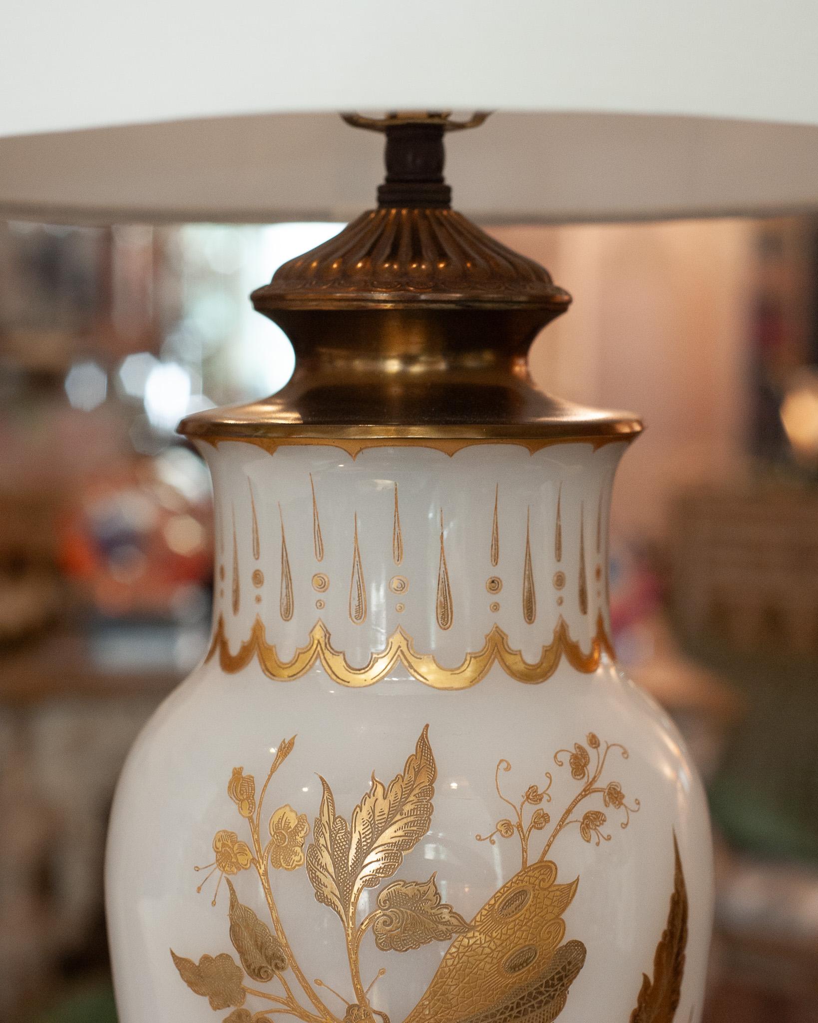 Pareja de Lámparas Francesas Antiguas de Cristal Opalino Blanco y Bronce con Pantalla de Lino Blanco Dorado en venta