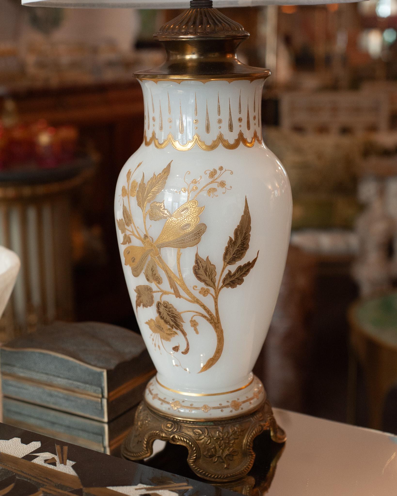Pareja de Lámparas Francesas Antiguas de Cristal Opalino Blanco y Bronce con Pantalla de Lino Blanco en Bueno estado para la venta en Toronto, ON