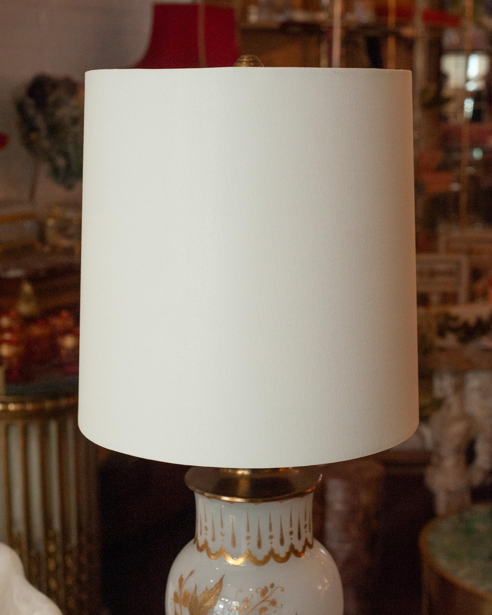 Pareja de Lámparas Francesas Antiguas de Cristal Opalino Blanco y Bronce con Pantalla de Lino Blanco Seda en venta