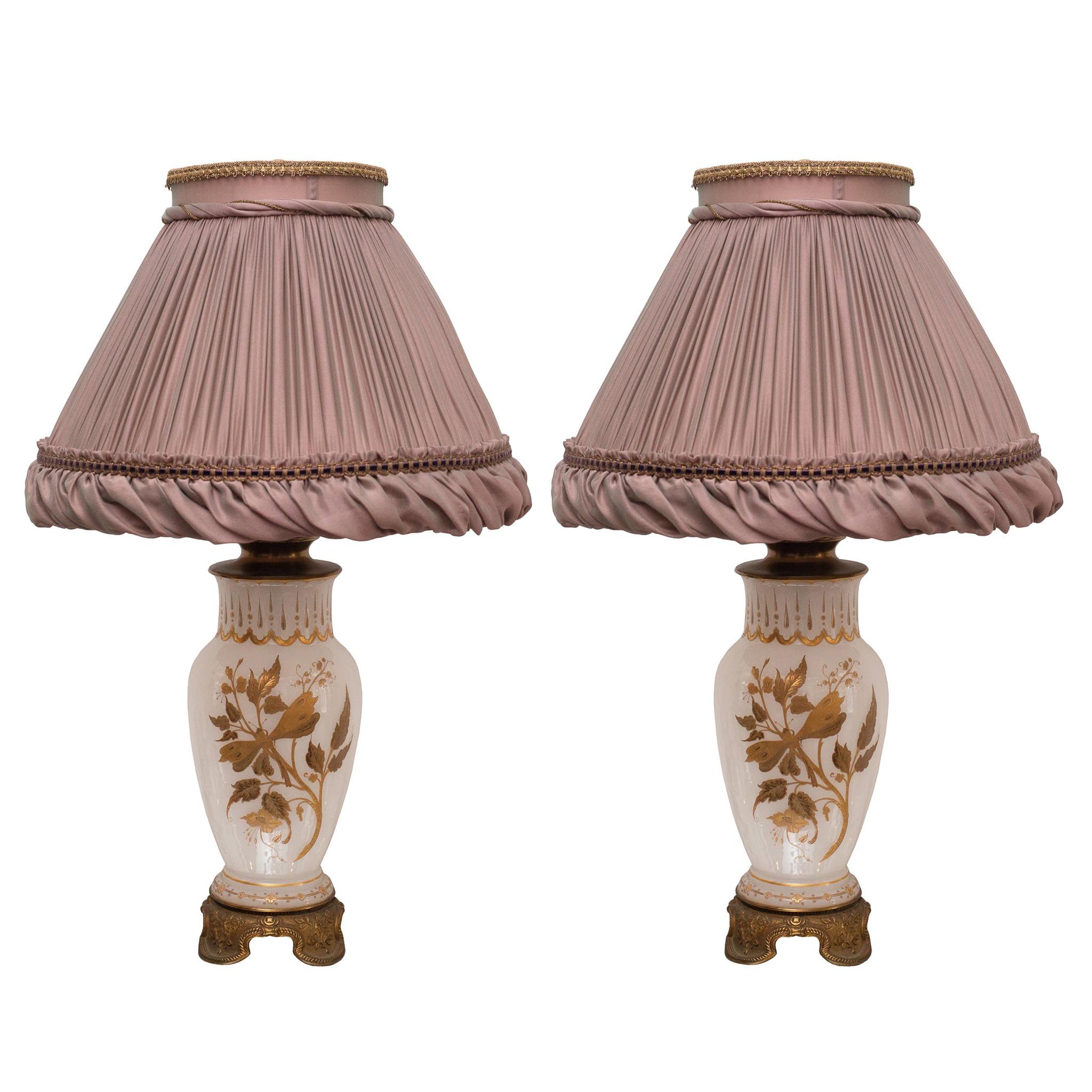 Coppia di lampade antiche francesi in vetro opalino bianco e bronzo con paralume in seta viola