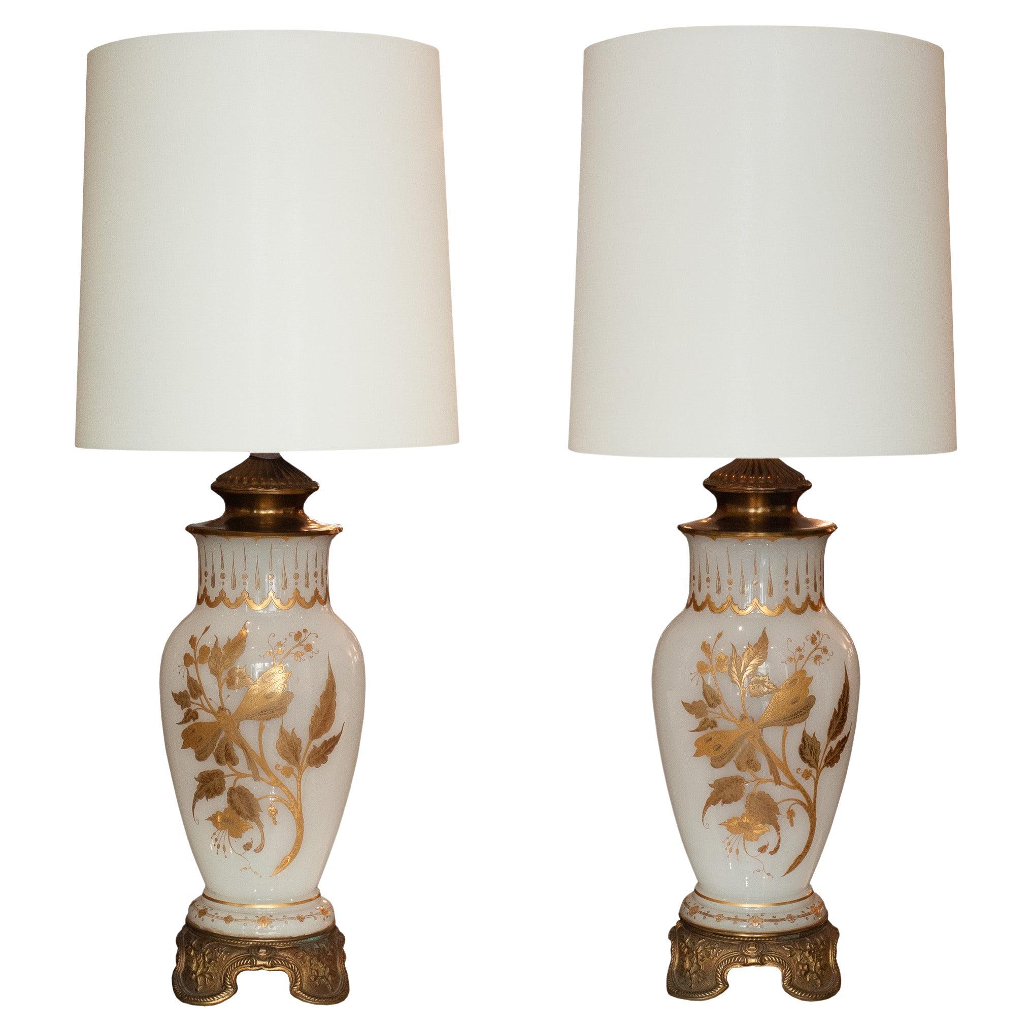 Ein Paar Antique French White Opaline Glas & Bronze Lampen mit weißem Leinenschirm