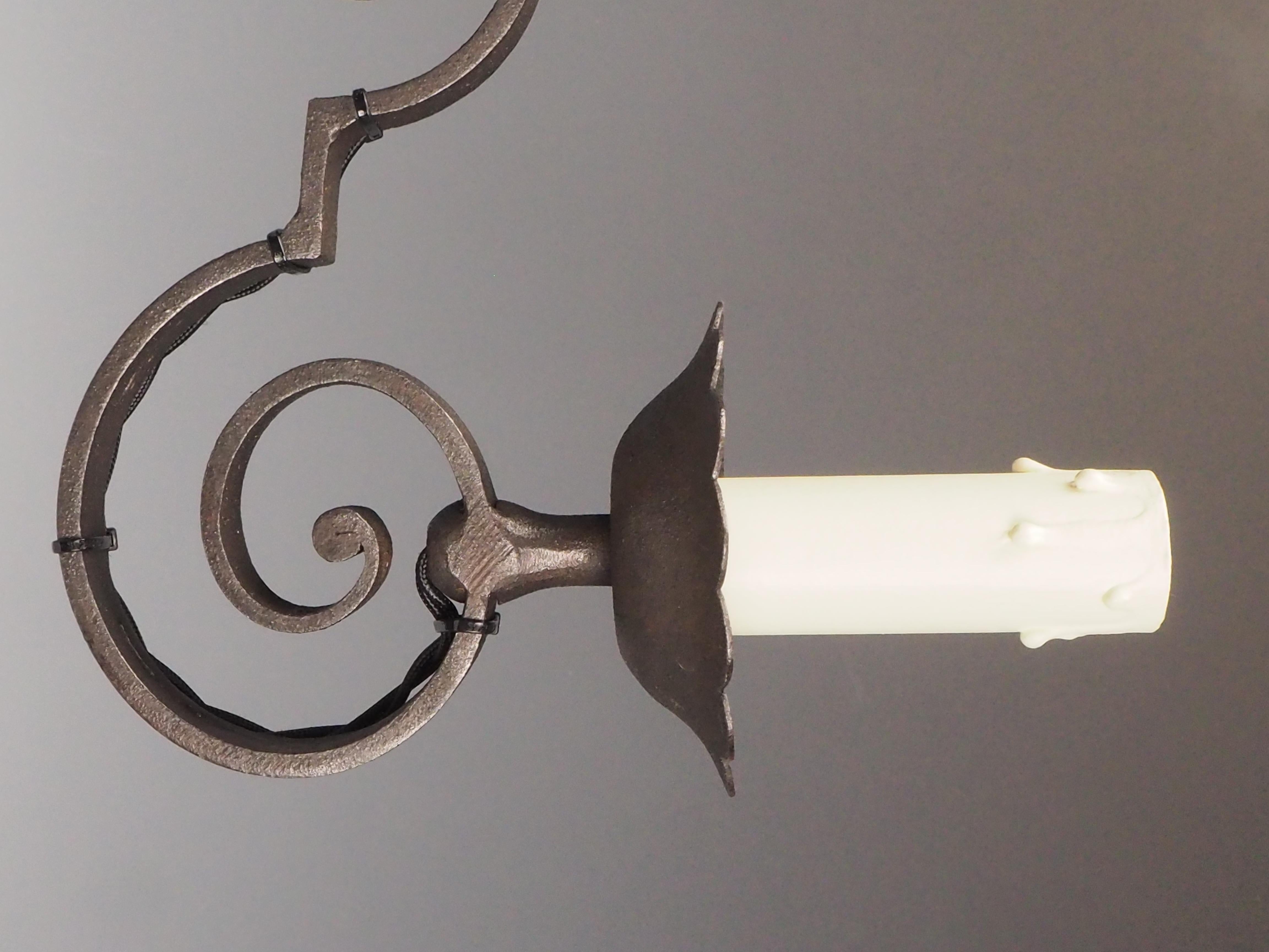 Coppia di lampade da camino o da credenza in ferro battuto francese - tripla luce Des in vendita 7