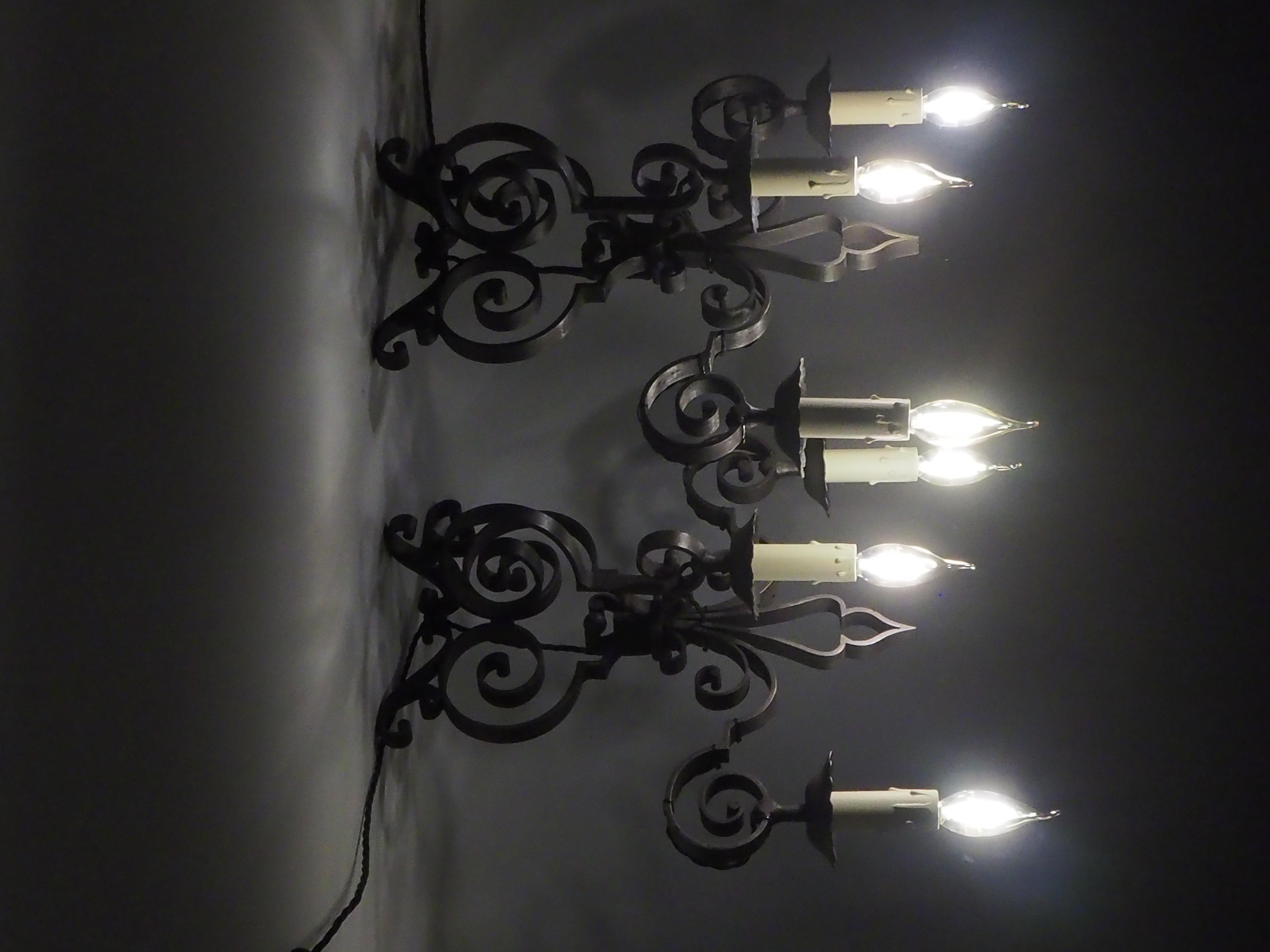 Francese Coppia di lampade da camino o da credenza in ferro battuto francese - tripla luce Des in vendita