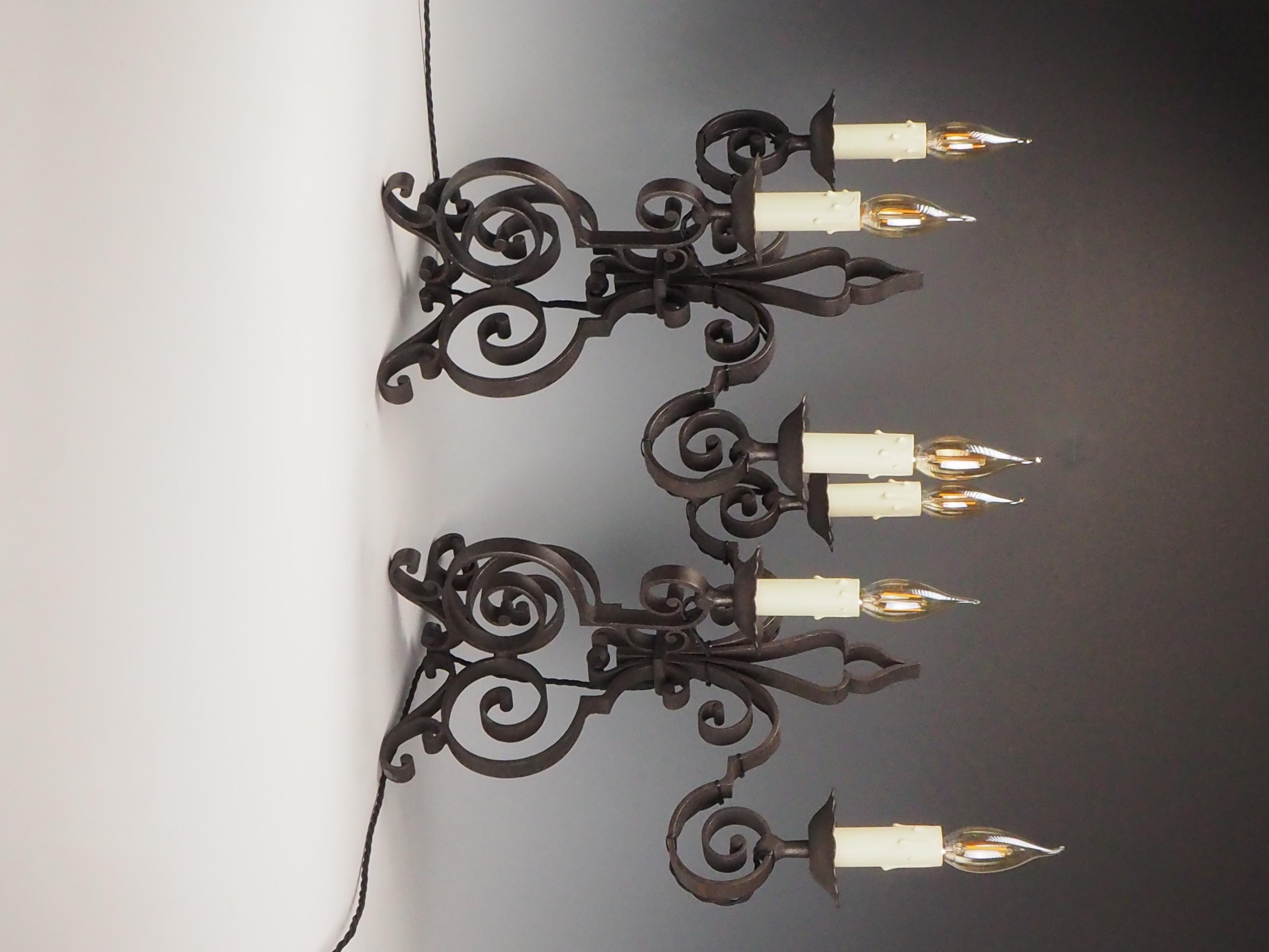 Coppia di lampade da camino o da credenza in ferro battuto francese - tripla luce Des In condizioni buone in vendita a Lincoln, GB