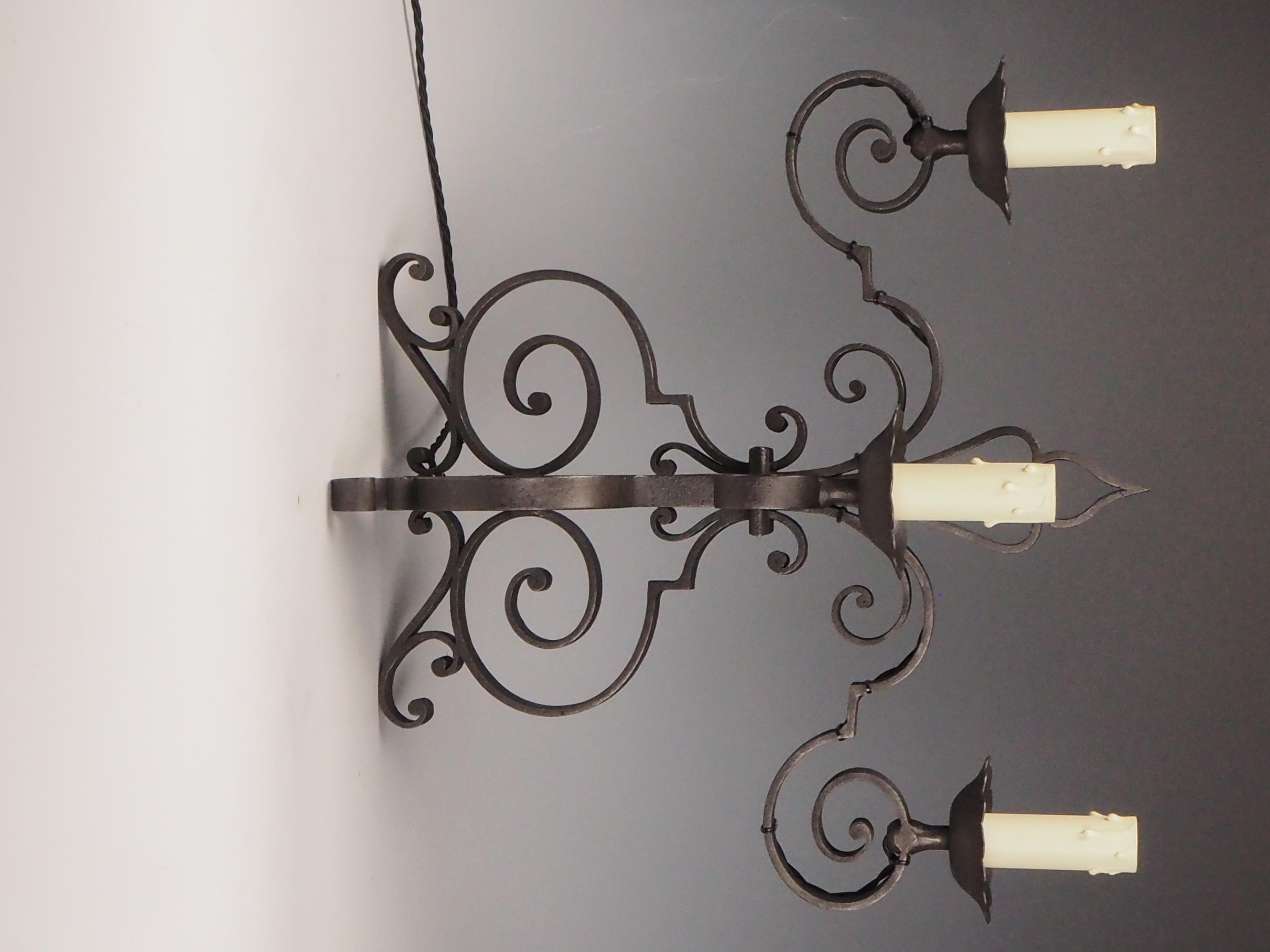Ferro battuto Coppia di lampade da camino o da credenza in ferro battuto francese - tripla luce Des in vendita