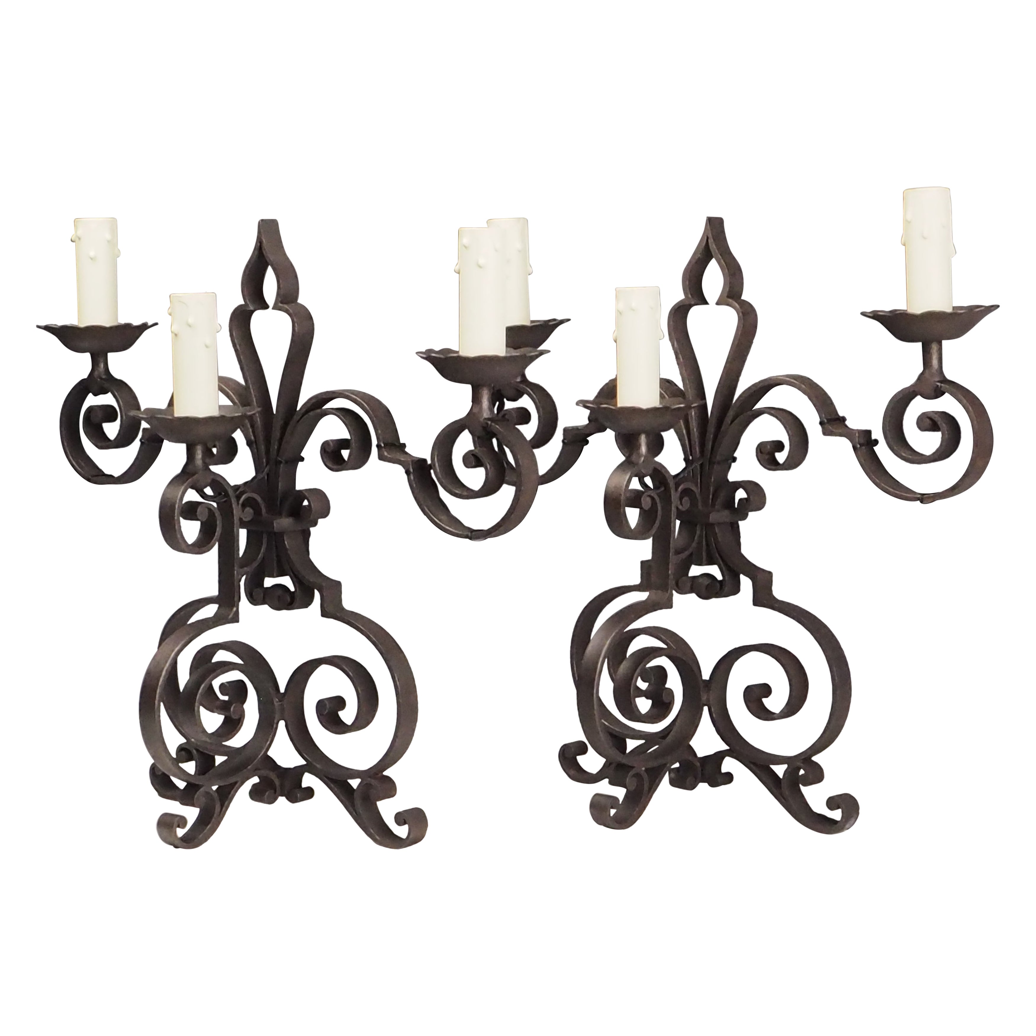 Coppia di lampade da camino o da credenza in ferro battuto francese - tripla luce Des in vendita