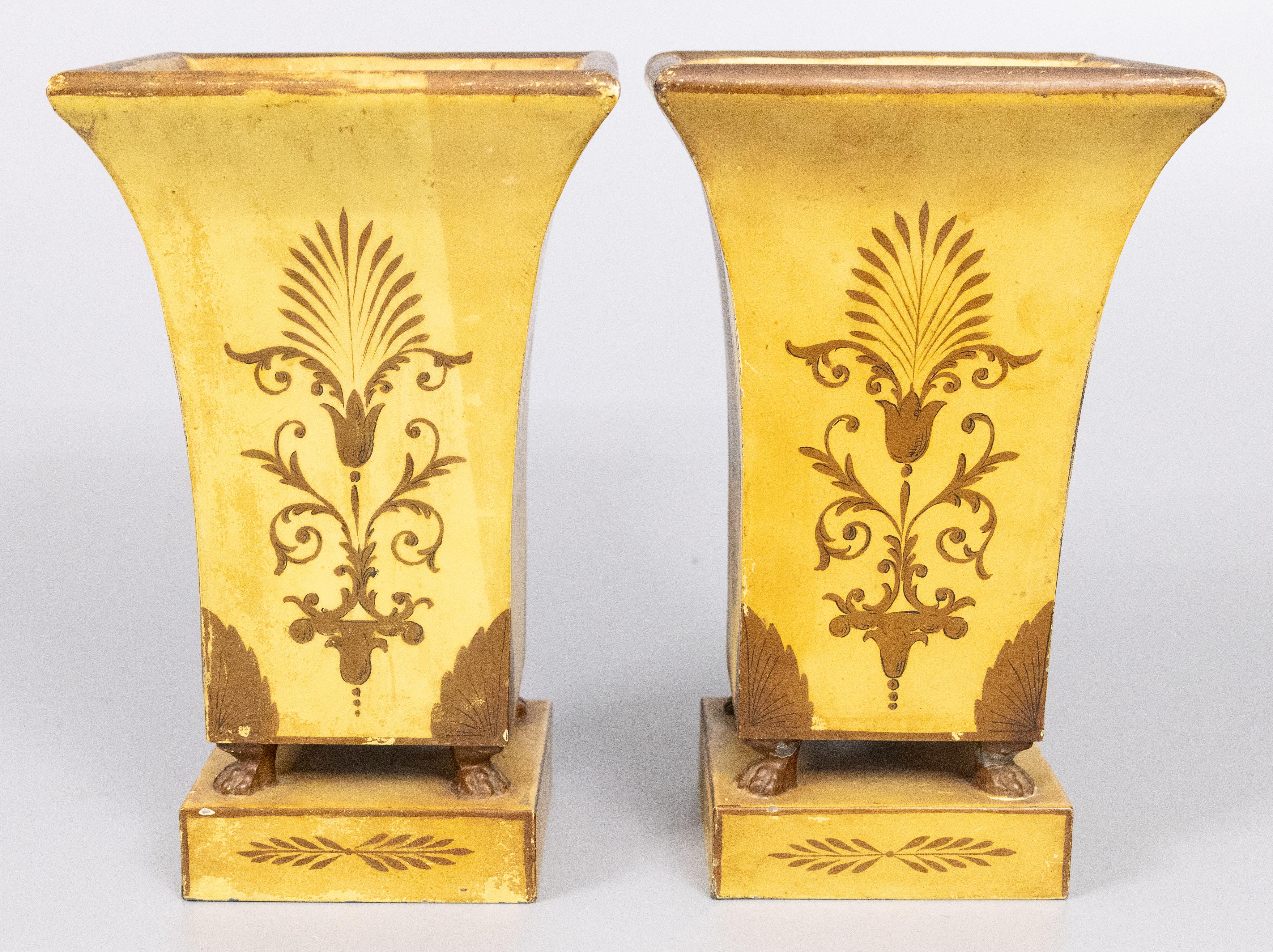 Une belle paire de jardinières /cachepots /vases sur pied de style néoclassique français jaune et or sur des socles décoratifs, vers 1900. Ces magnifiques jardinières présentent des corbeilles de fruits finement peintes à la main et dorées, des