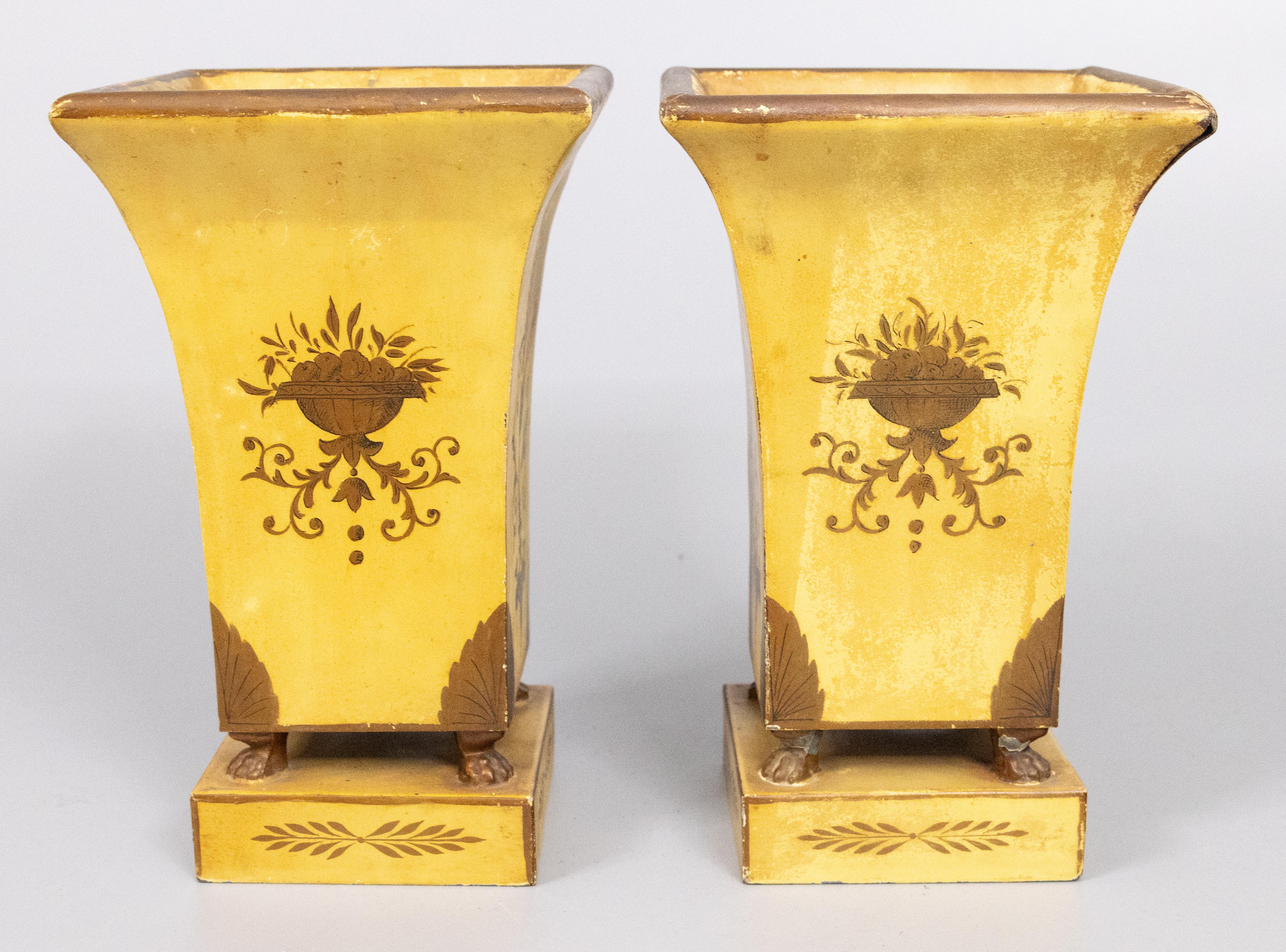 Français Paire d'Urnes Jardinières Cachepots en Tole Jaune, circa 1900 en vente