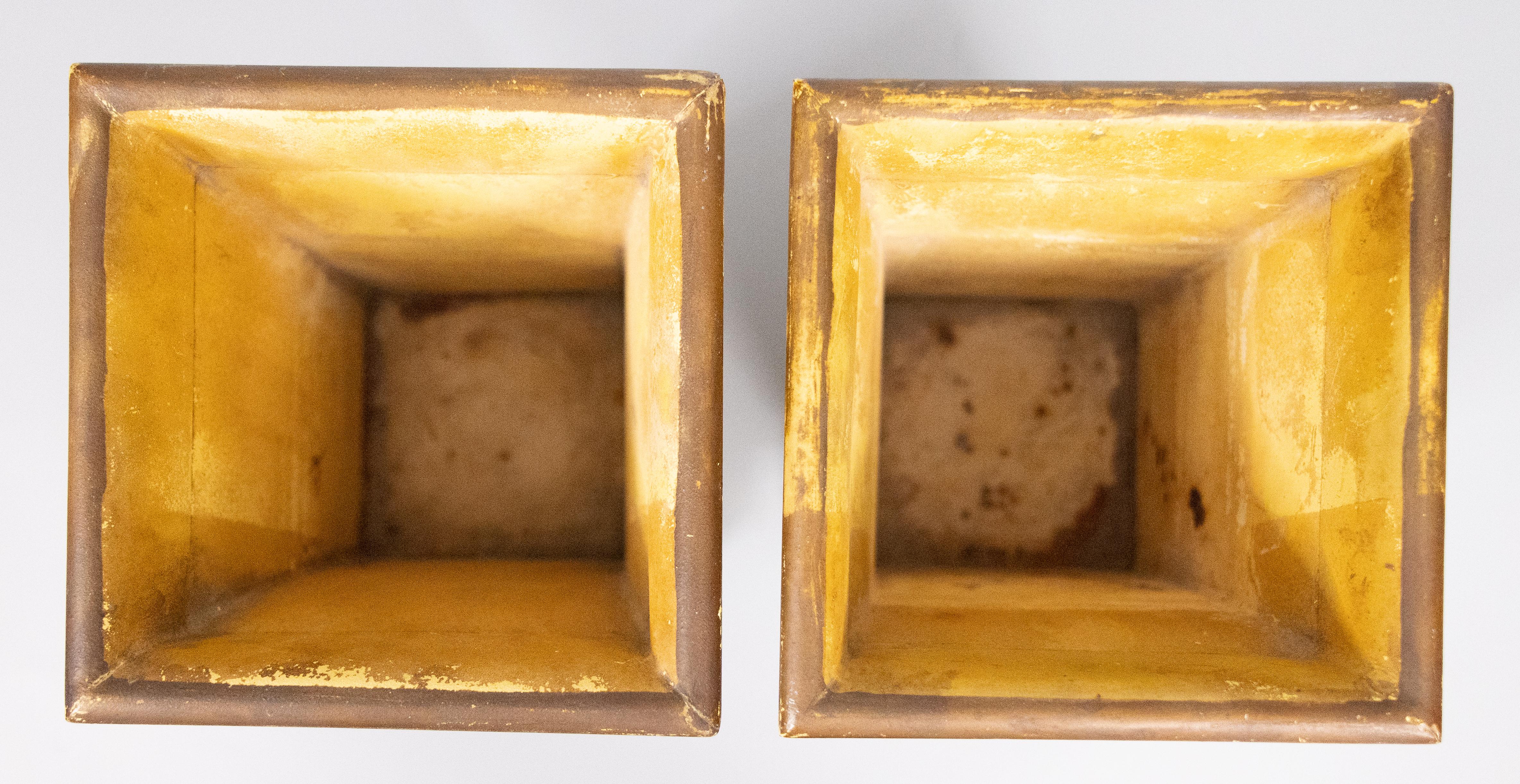 Peint à la main Paire d'Urnes Jardinières Cachepots en Tole Jaune, circa 1900 en vente