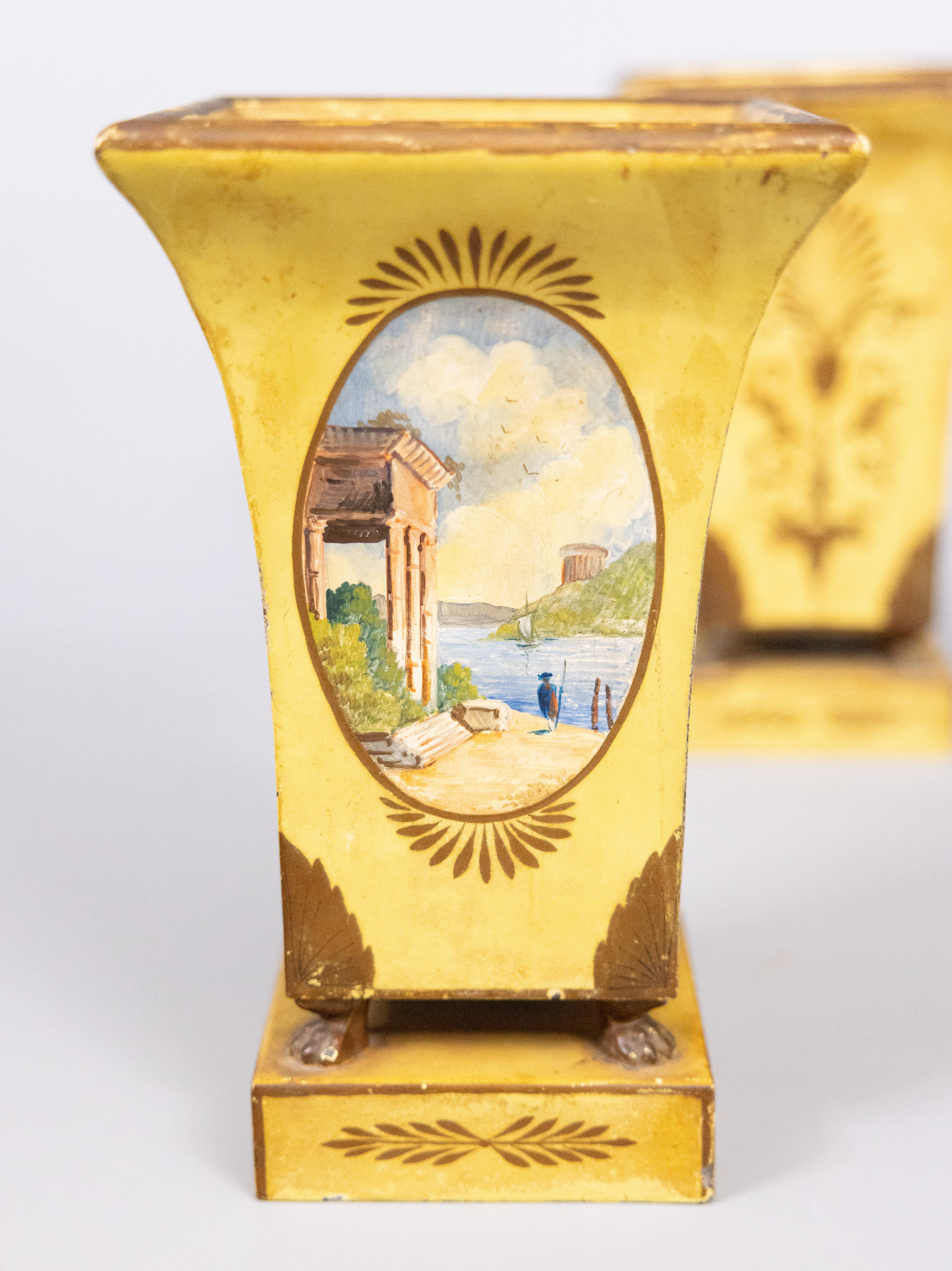 Paire d'Urnes Jardinières Cachepots en Tole Jaune, circa 1900 Bon état - En vente à Pearland, TX