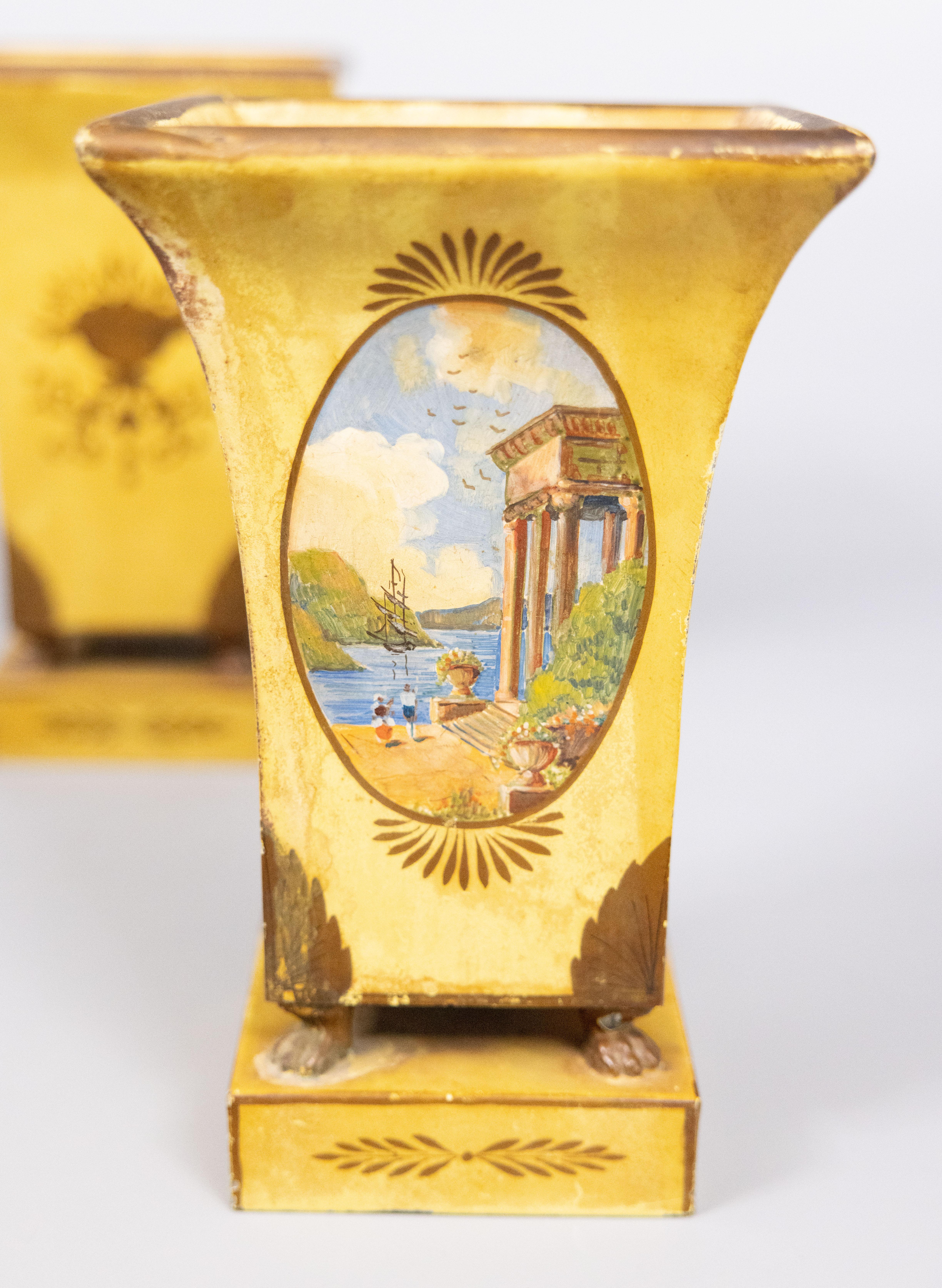 20ième siècle Paire d'Urnes Jardinières Cachepots en Tole Jaune, circa 1900 en vente