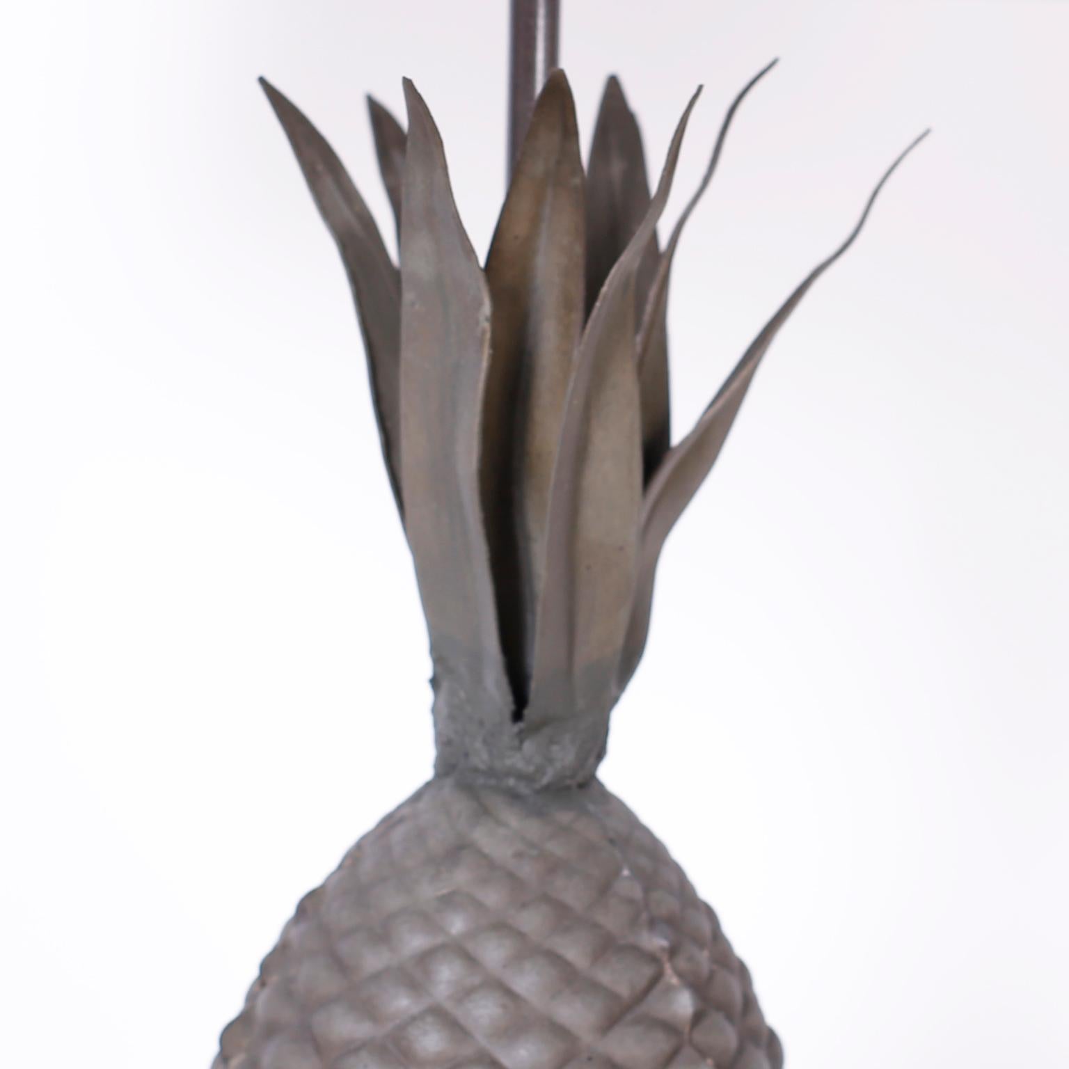 Provincial français Paire de lampes de bureau françaises anciennes en zinc néoclassique en forme d'ananas en vente