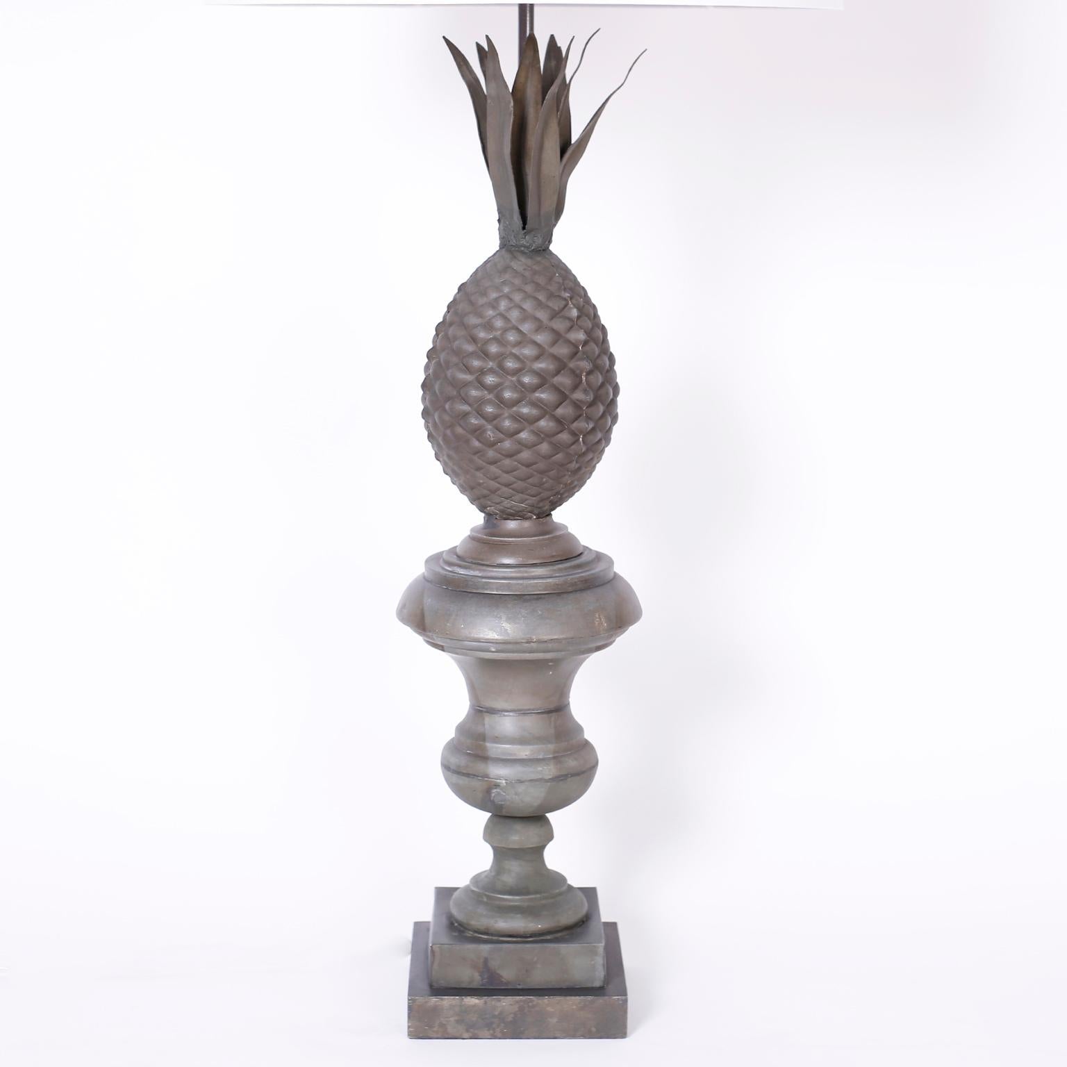 XIXe siècle Paire de lampes de bureau françaises anciennes en zinc néoclassique en forme d'ananas en vente