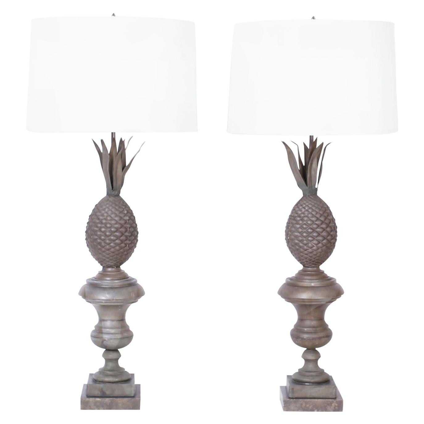Paire de lampes de bureau françaises anciennes en zinc néoclassique en forme d'ananas en vente