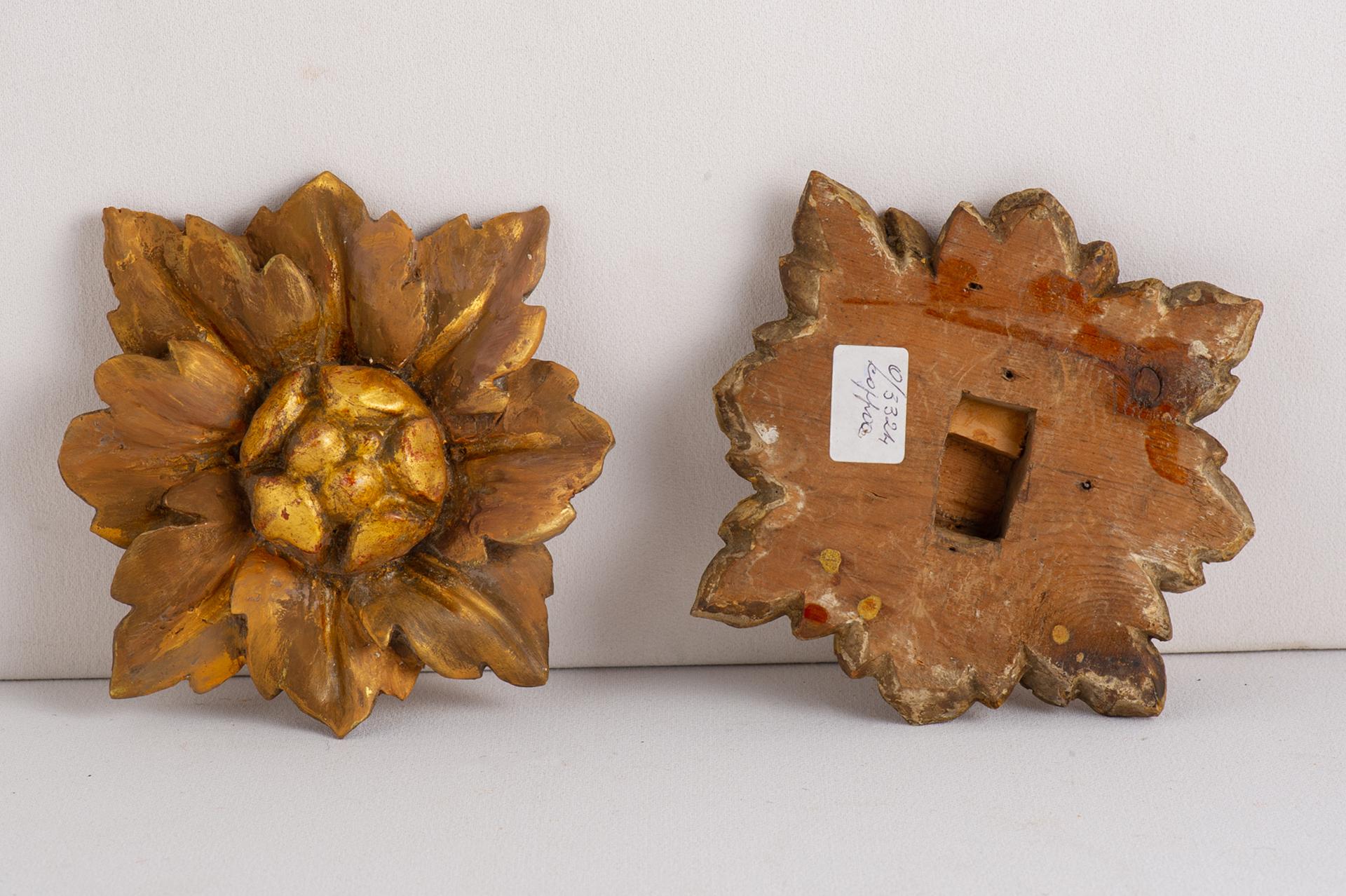 Paar antike Friese aus Holz in Form einer Blume. Sie tragen Spuren der Lackierung, die von der Zeit ausgelöscht wurden. Ich habe gerade den mittleren Teil erneuern lassen, um wieder etwas Licht zu bekommen.
Sie sind wunderschön auf einem Tisch oder