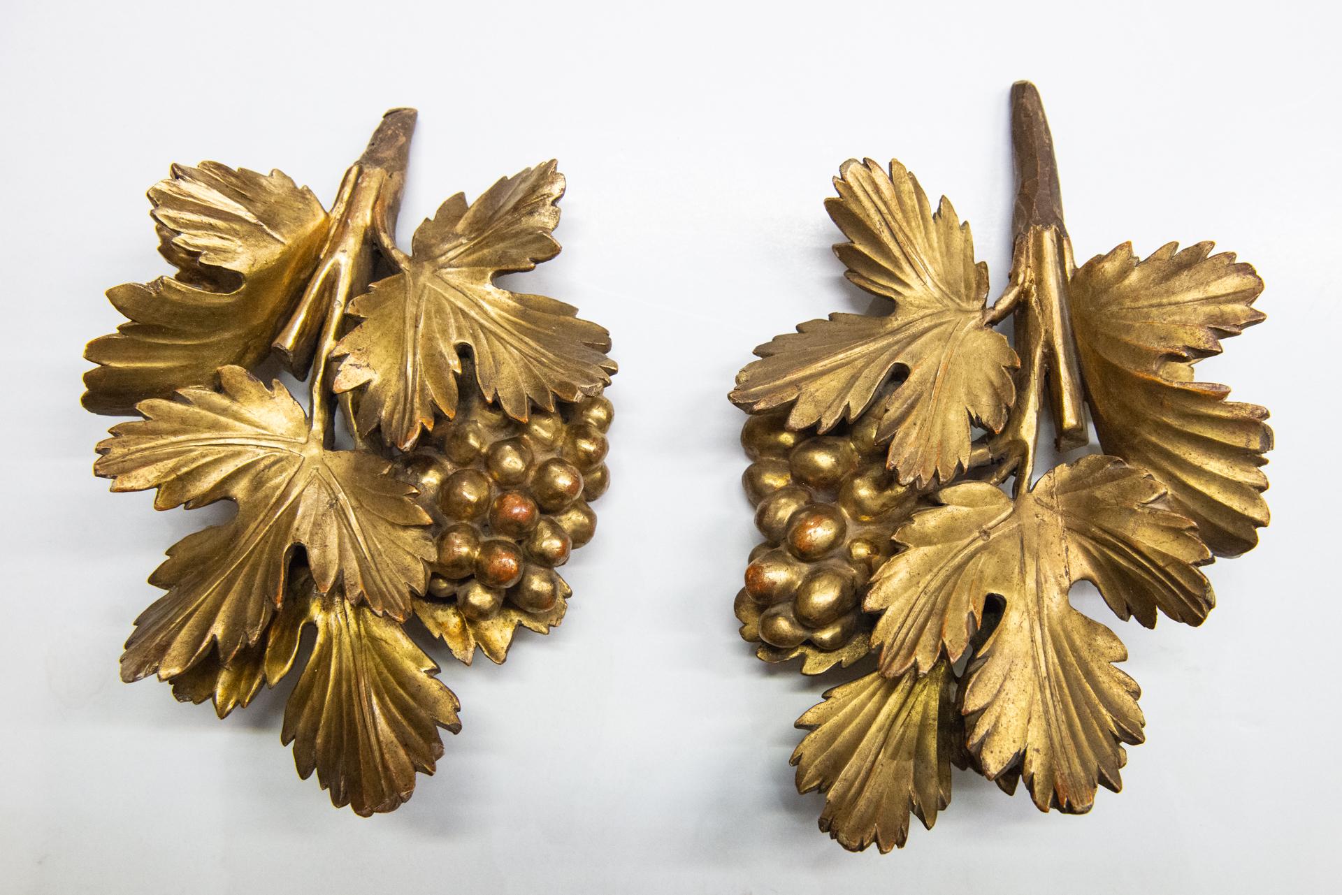 Rare paire de congélateurs anciens avec des raisins en bois doré : très belle. Ils faisaient probablement partie d'un grand miroir qui s'est brisé, qui sait où, quand et comment.