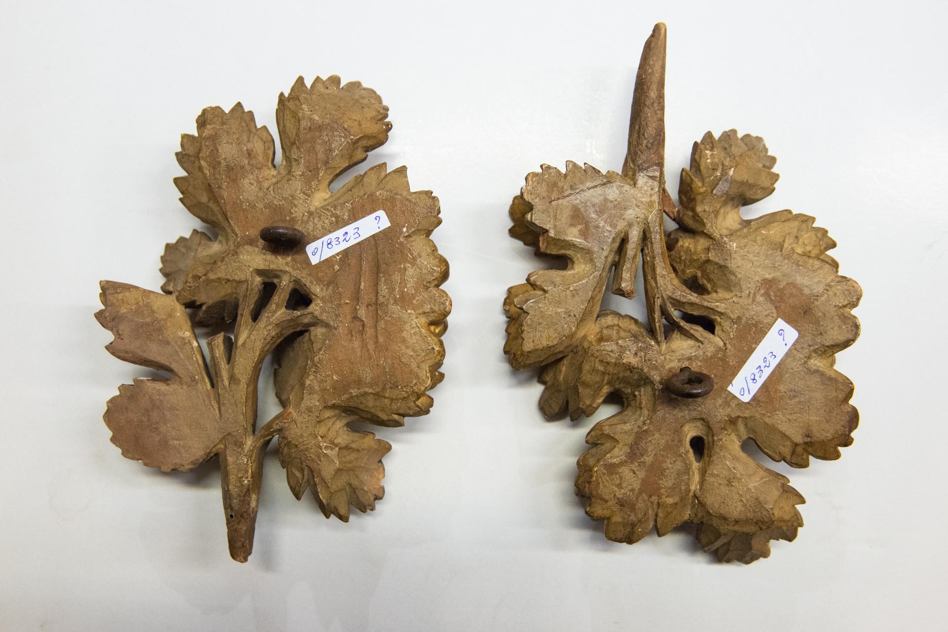 Italiano Antichi fregi di uva in Wood dorato in vendita