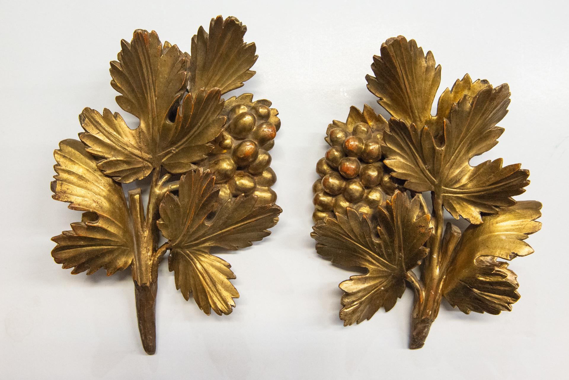 Sculpté à la main Paire de frises anciennes avec raisins en bois doré en vente