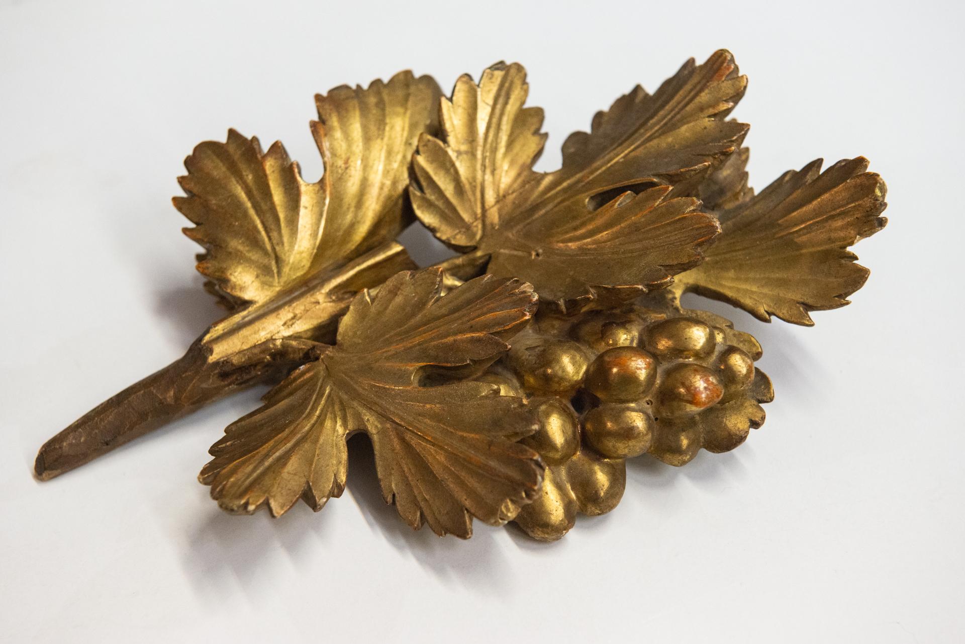 XIXe siècle Paire de frises anciennes avec raisins en bois doré en vente