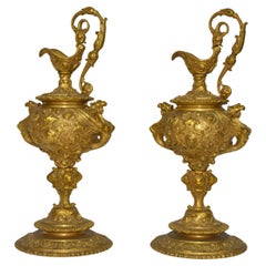 Paire d'anciens vases à eau en bronze doré de FRNECH, 19e siècle
