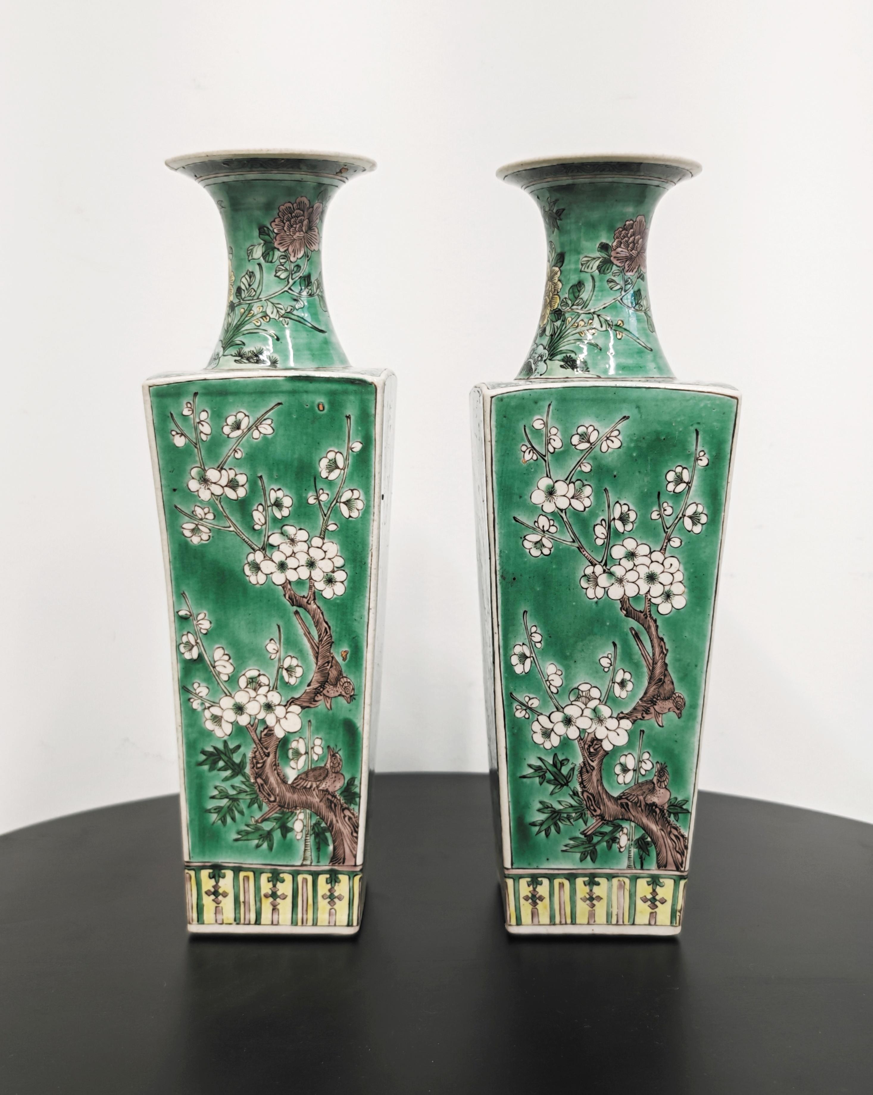 Vous trouverez dans cette liste une paire d'étonnants vases à section carrée en porcelaine chinoise de la Famille Verte. La famille verte est un style de décoration de la porcelaine chinoise qui a vu le jour pendant la période Kangxi (1662-1722) de