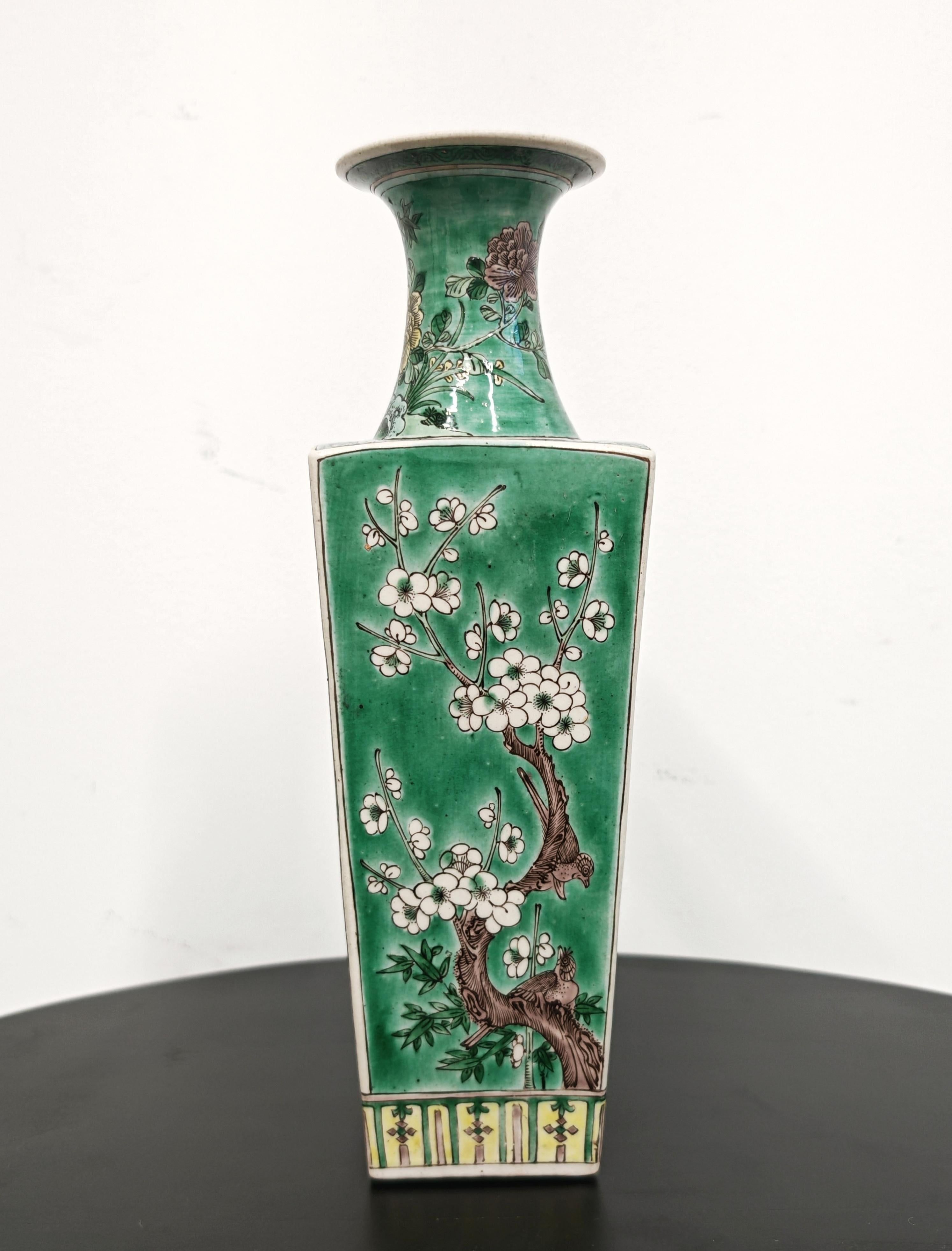 Exportation chinoise Paire de vases anciens en porcelaine Fsmille Verte à glaçure verte, Chine, 19e siècle en vente