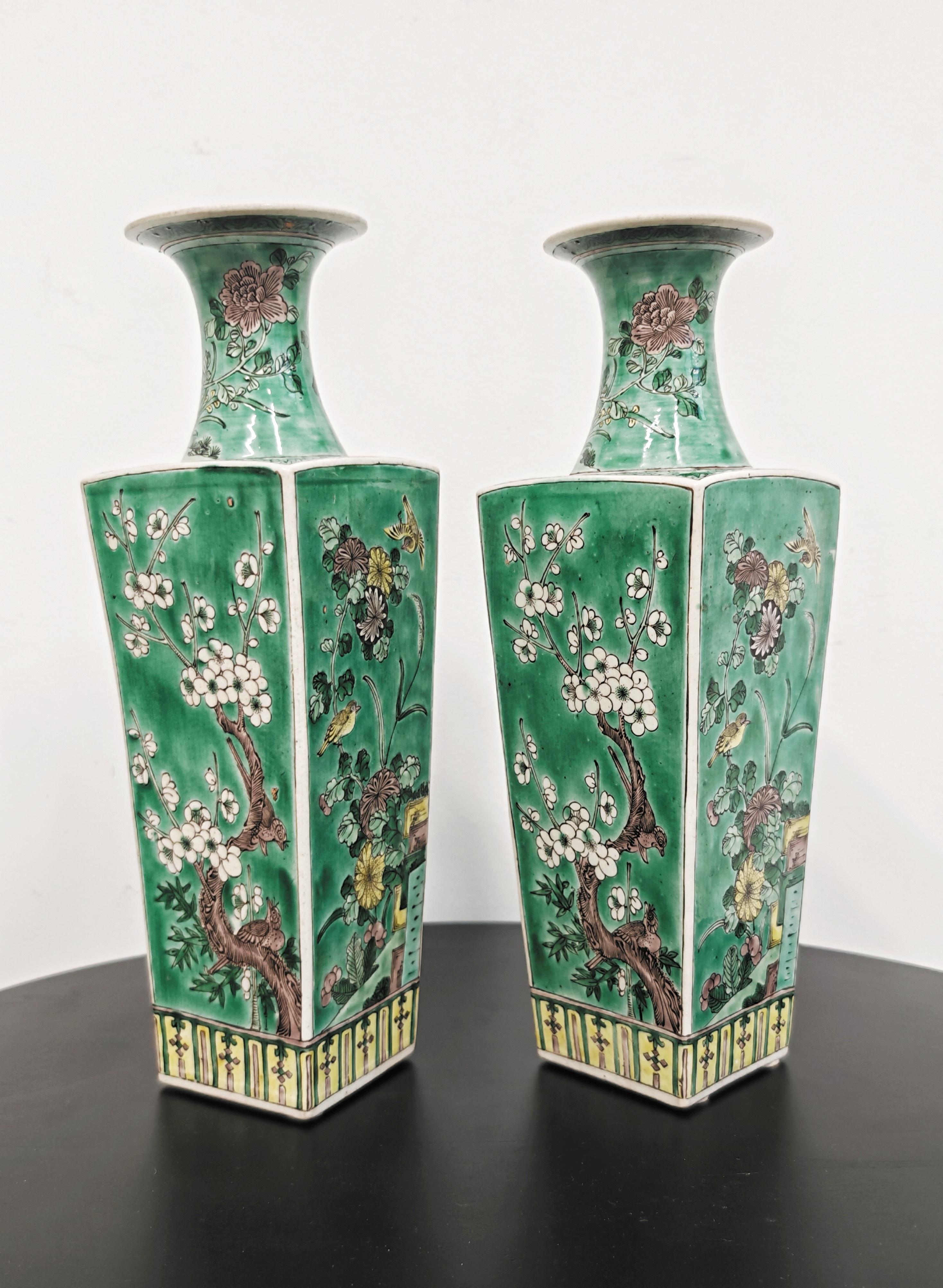 Chinois Paire de vases anciens en porcelaine Fsmille Verte à glaçure verte, Chine, 19e siècle en vente