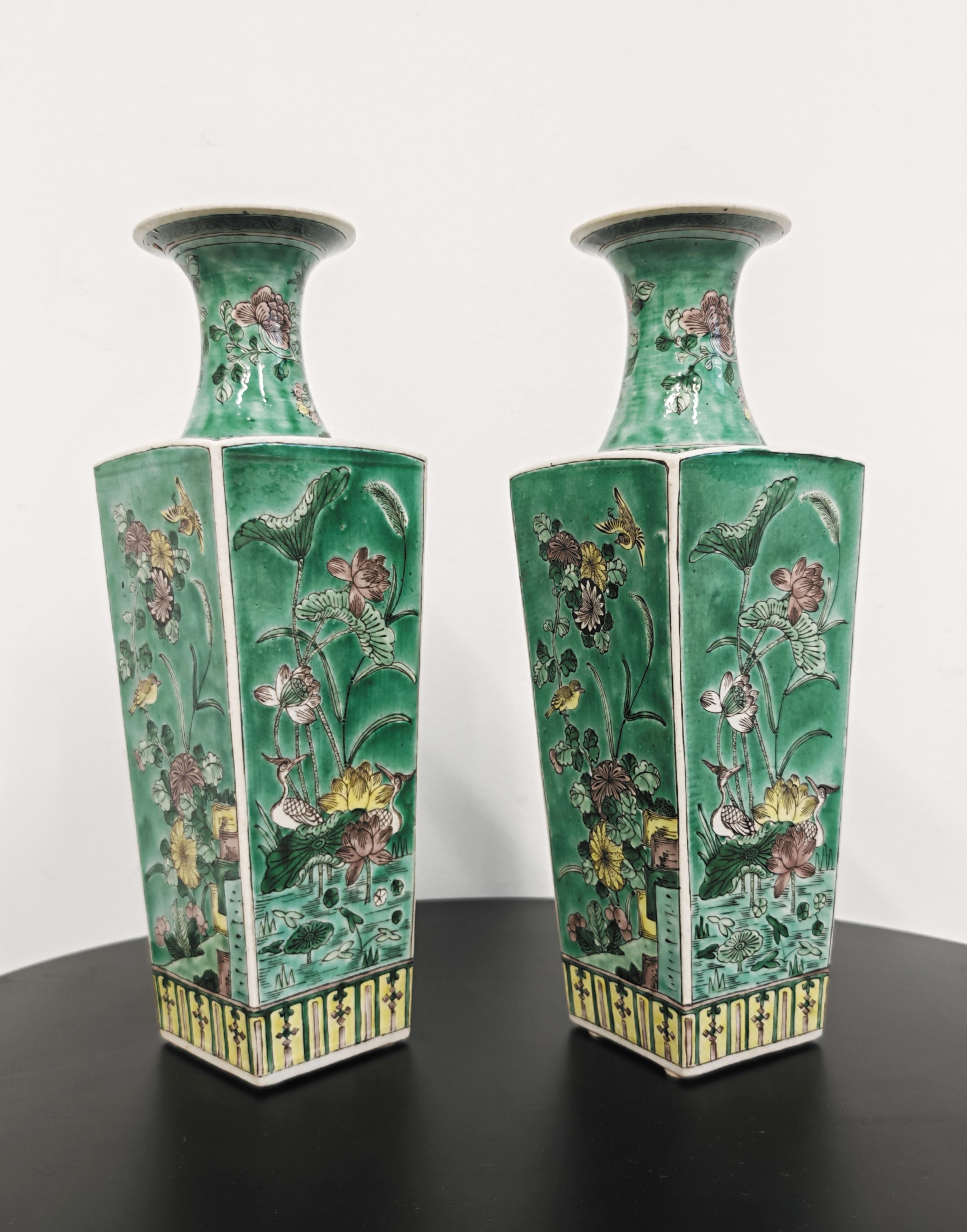 XIXe siècle Paire de vases anciens en porcelaine Fsmille Verte à glaçure verte, Chine, 19e siècle en vente