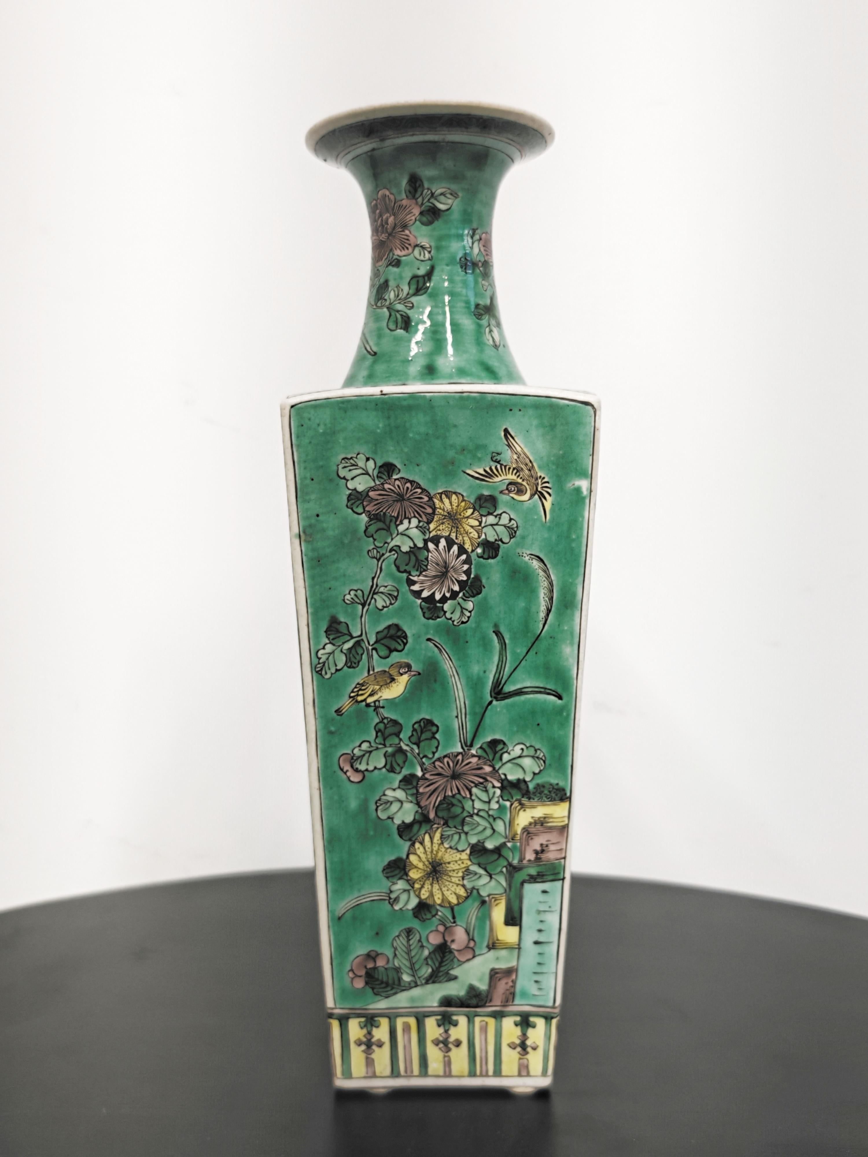 Céramique Paire de vases anciens en porcelaine Fsmille Verte à glaçure verte, Chine, 19e siècle en vente