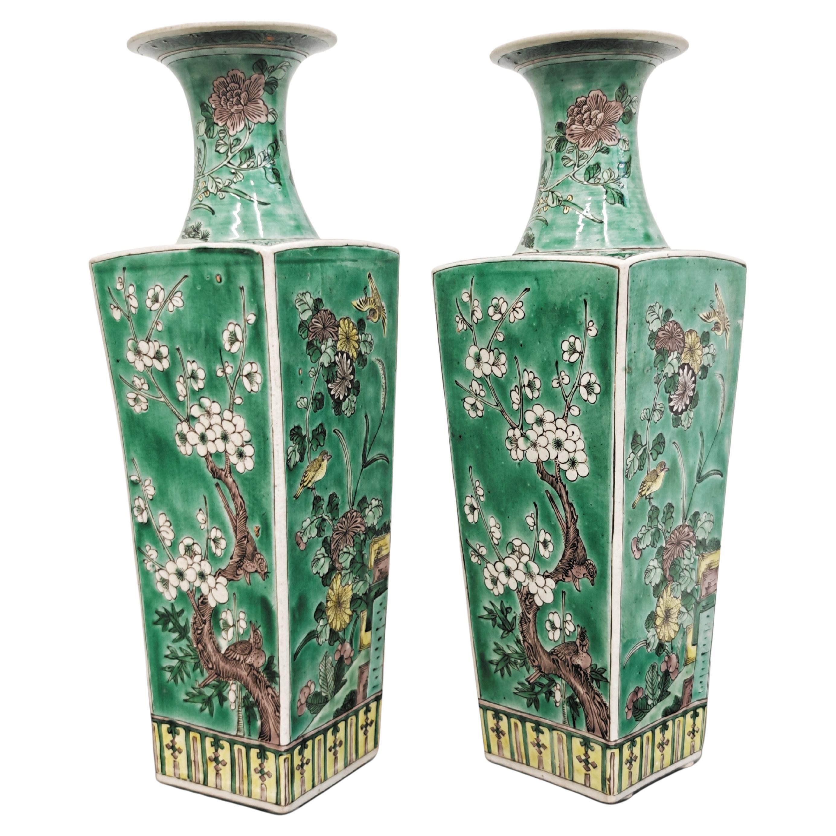 Paire de vases anciens en porcelaine Fsmille Verte à glaçure verte, Chine, 19e siècle
