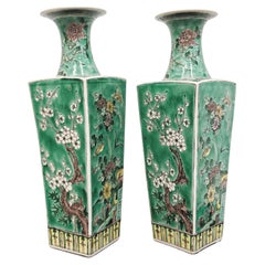 Paire de vases anciens en porcelaine Fsmille Verte à glaçure verte, Chine, 19e siècle