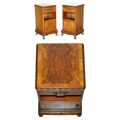 PAIR DE TABLES A VINS ANTIQUES EN NOYER BOURRONNÉ, PENDANT LE BEDSIDE ET L'ACCOMPAGNANT.