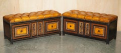 COPPIA DI BAULI-SCAGLIETTI CHESTERFIELD D'EPOCA IN PELLE MARRONE, COMPLETAMENTE RESTAURATI