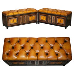 COPPIA DI BAULI-SCAGLIETTI CHESTERFIELD D'EPOCA IN PELLE MARRONE, COMPLETAMENTE RESTAURATI