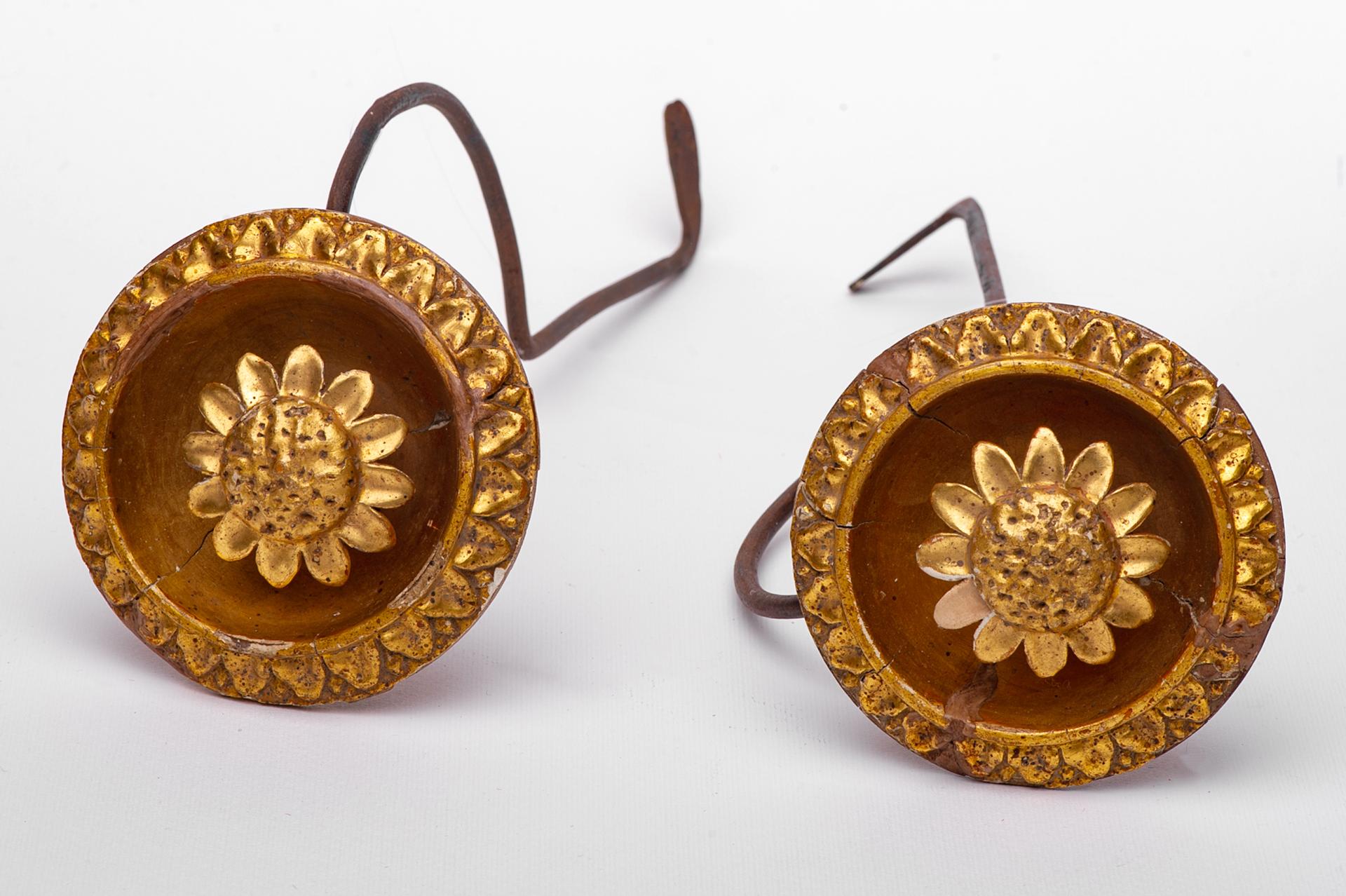 O/5557 -  A pair of rare curtain holder tie-backs with long metal arm: they are made of gilded wood and date back to two centuries ago: very elegant.




