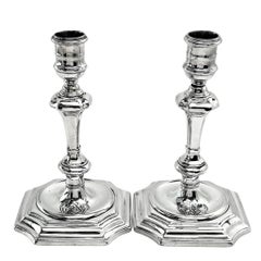 Pareja de candelabros de plata georgianos de Jorge I 1724