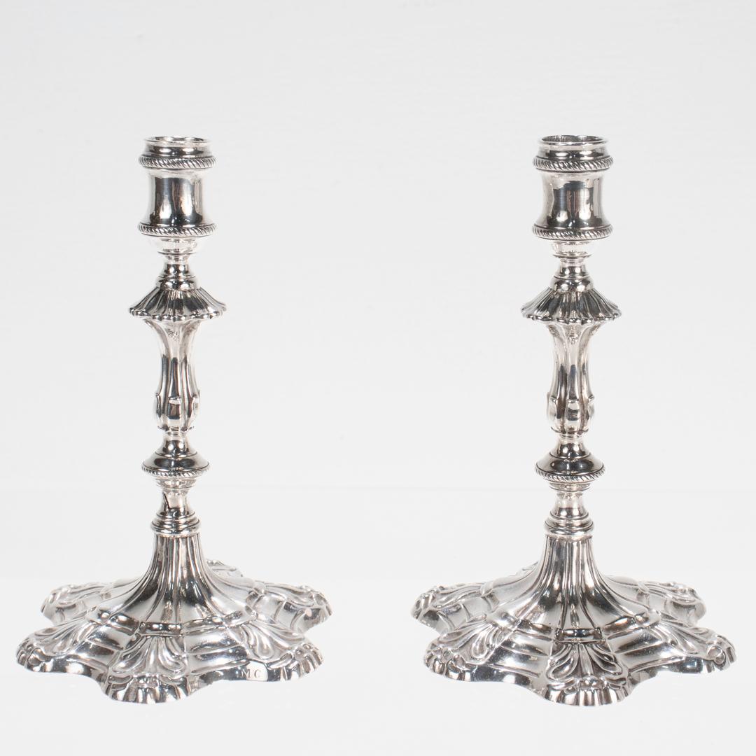 Paar antike George II.-Kerzenständer aus Sterlingsilber mit konisch zulaufender Kante von Ebenezer Coker für Damen oder Herren im Angebot