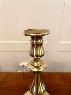 ​​Paire de bougeoirs anciens en laiton de style George III