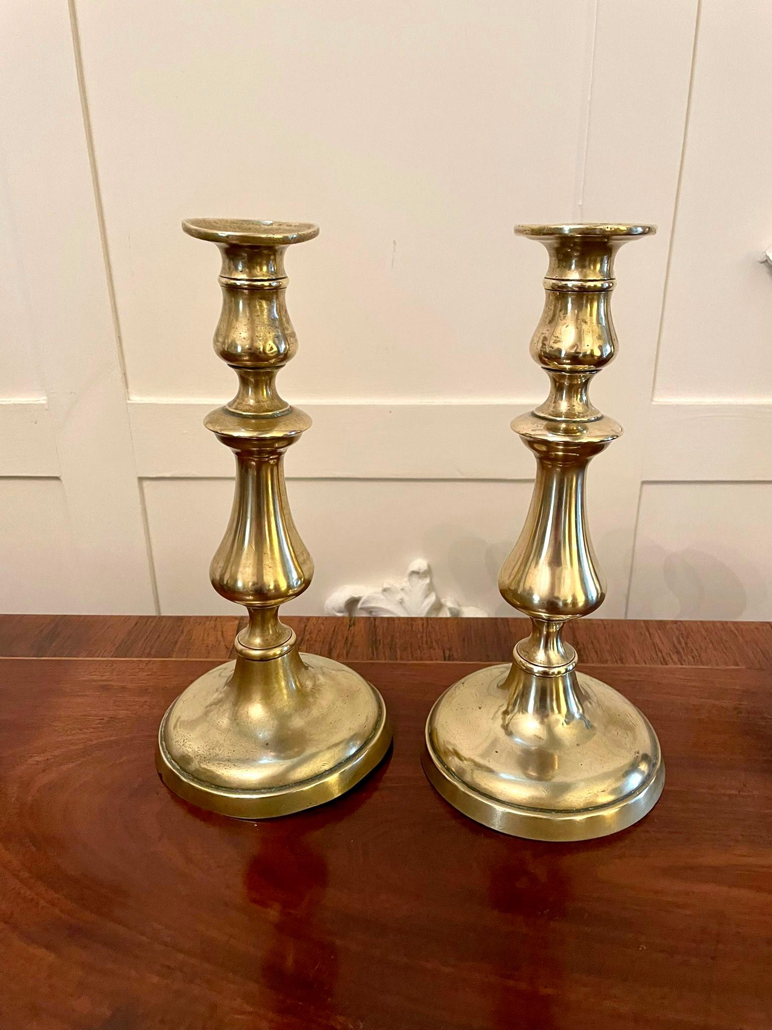 Ottone Coppia di antichi candelabri in ottone di Giorgio III in vendita
