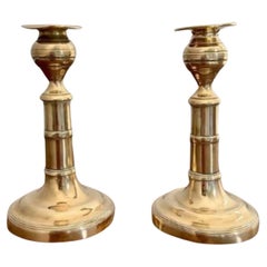 Paire de chandeliers anciens en laiton de qualité George III 