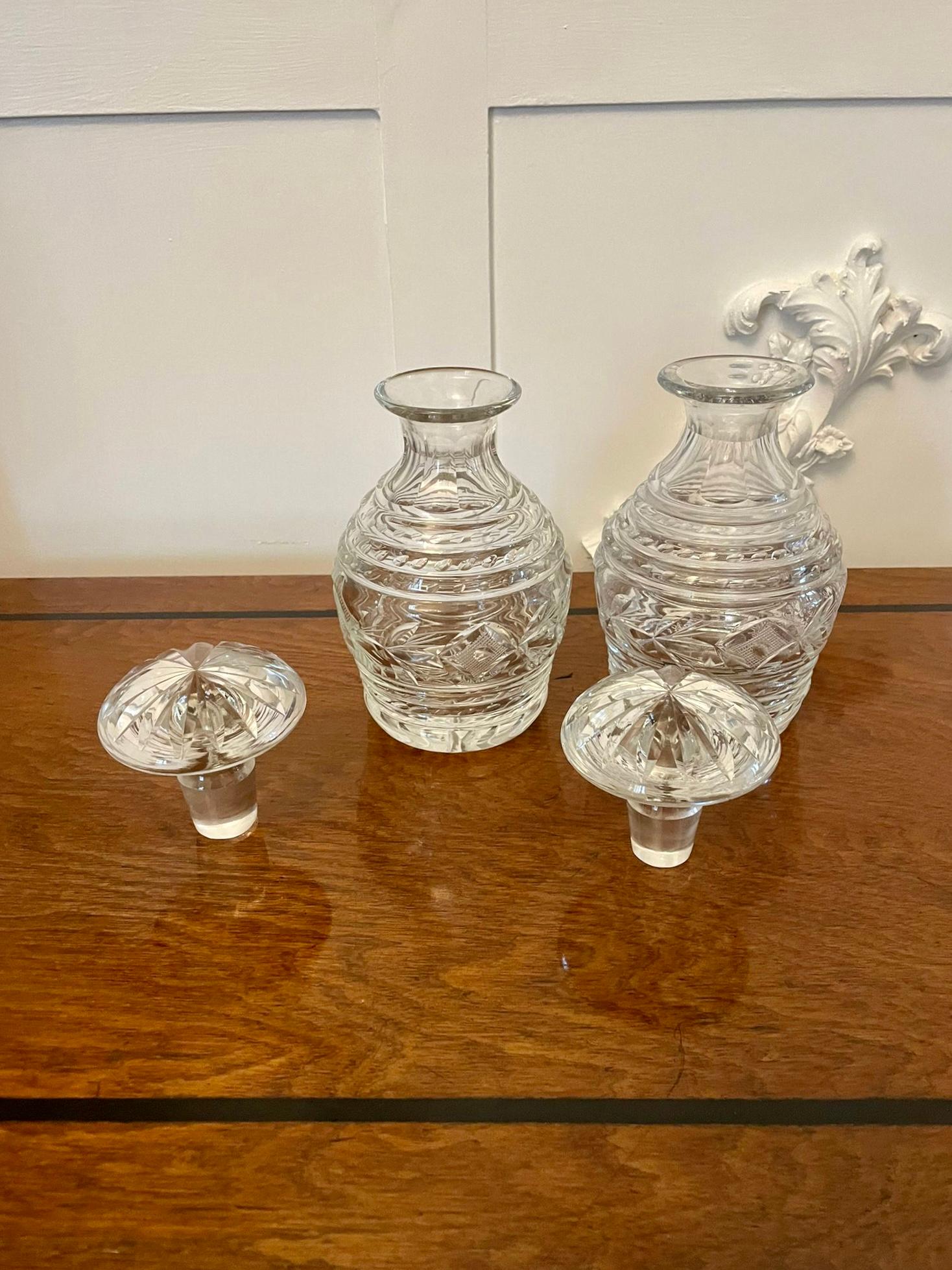 Pareja de decantadores antiguos de cristal tallado de calidad Jorge III en Bueno estado para la venta en Suffolk, GB