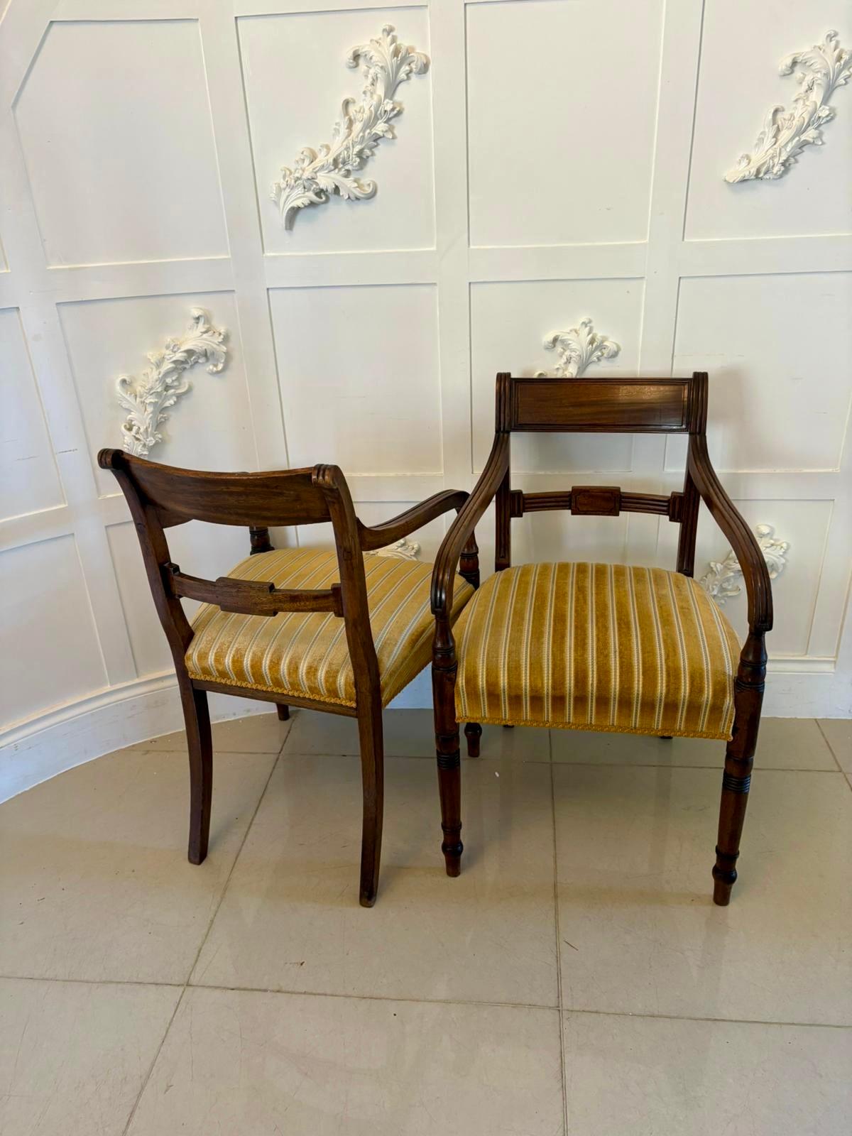 Paar antike Mahagoni-Schreibtische von George III. Qualität Stühle im Angebot 12