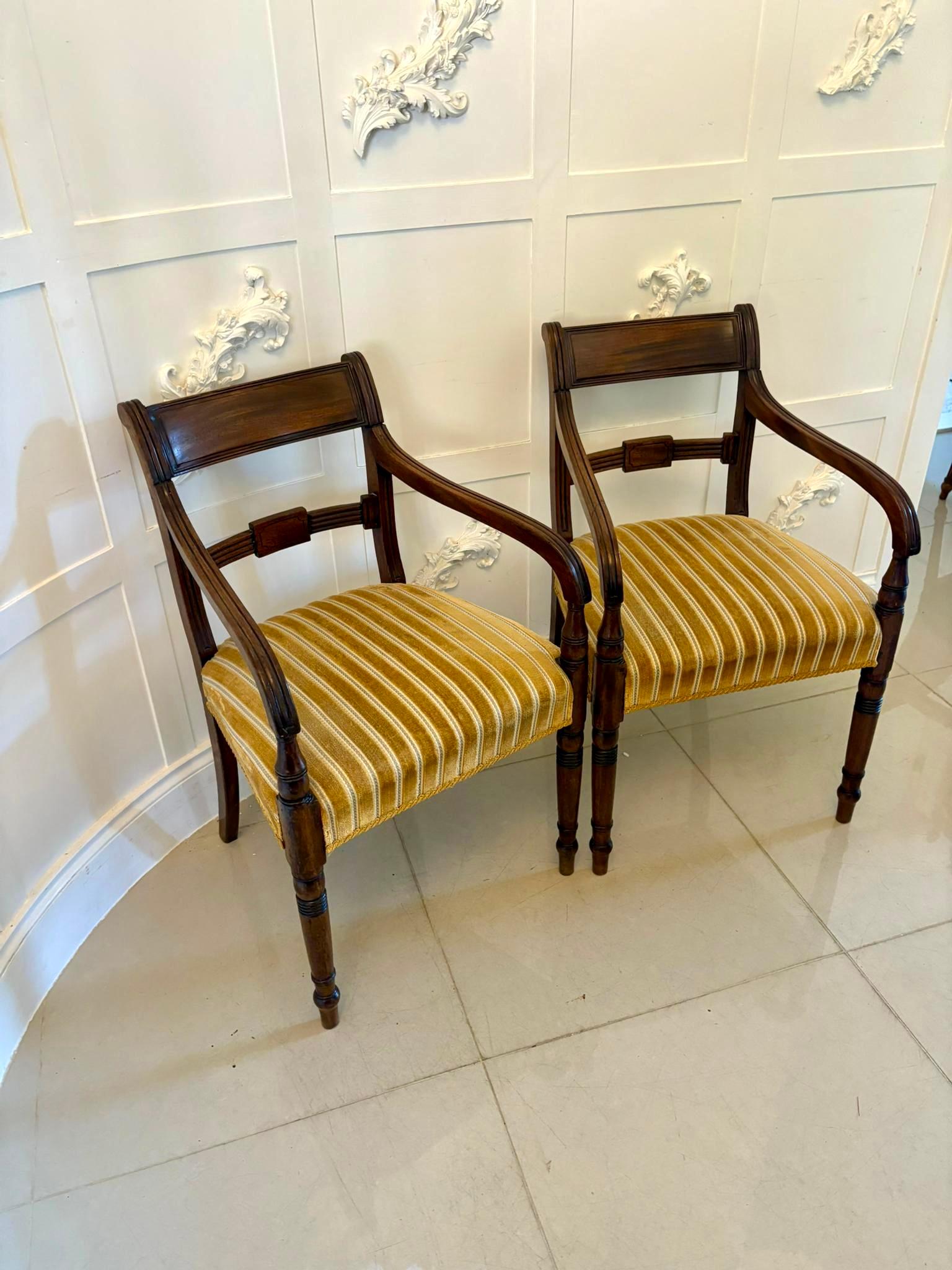 Paar antike George III Qualität Mahagoni Schreibtische Stühle mit einem Mahagoni geformt geriffelt oberen Schiene und Mitte splat, geformt geriffelt offene Arme mit gedrehten Stützen, gepolsterte Sitze in einem hochwertigen Stoff stehen auf