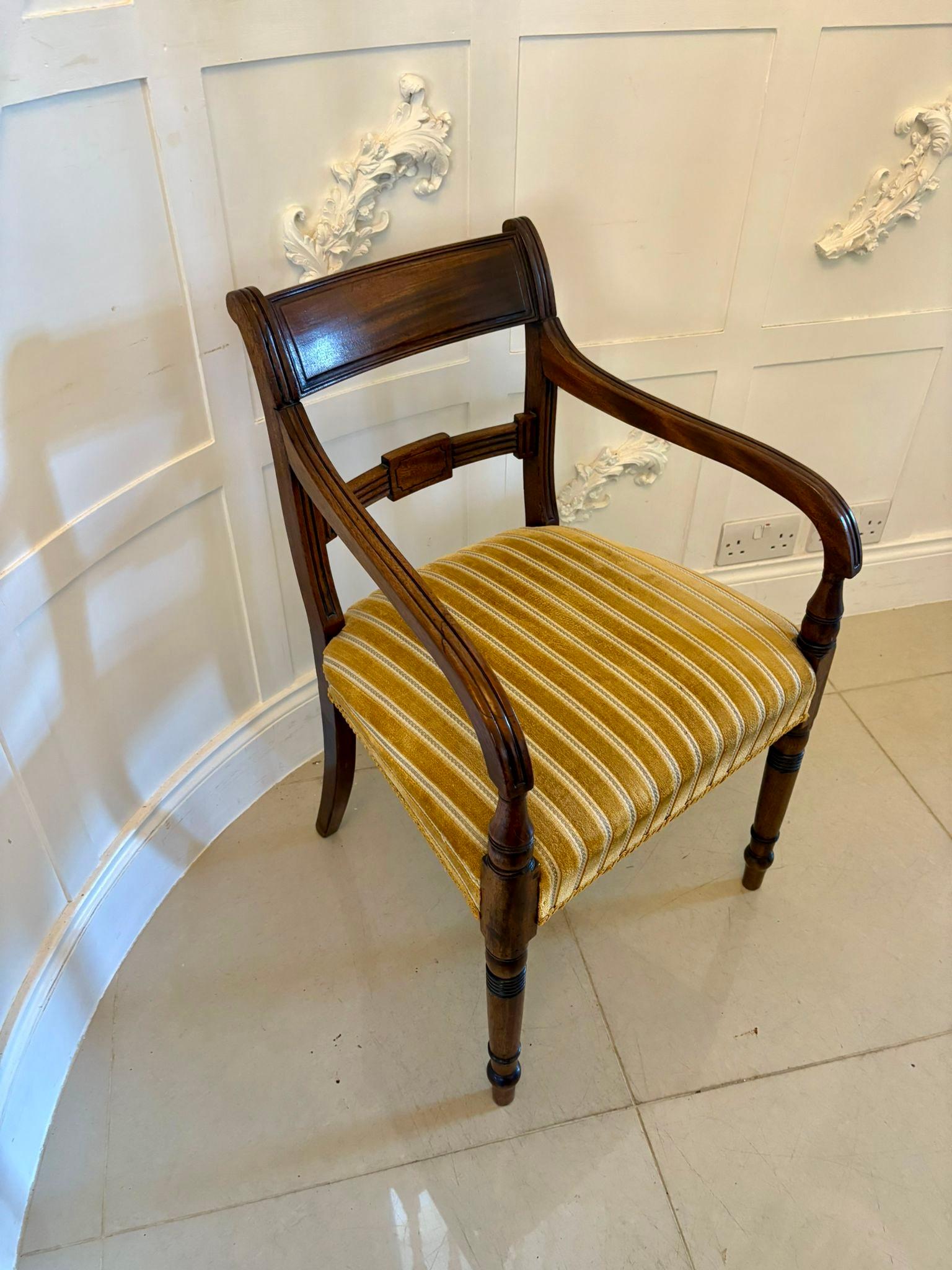 Paar antike Mahagoni-Schreibtische von George III. Qualität Stühle (19. Jahrhundert) im Angebot