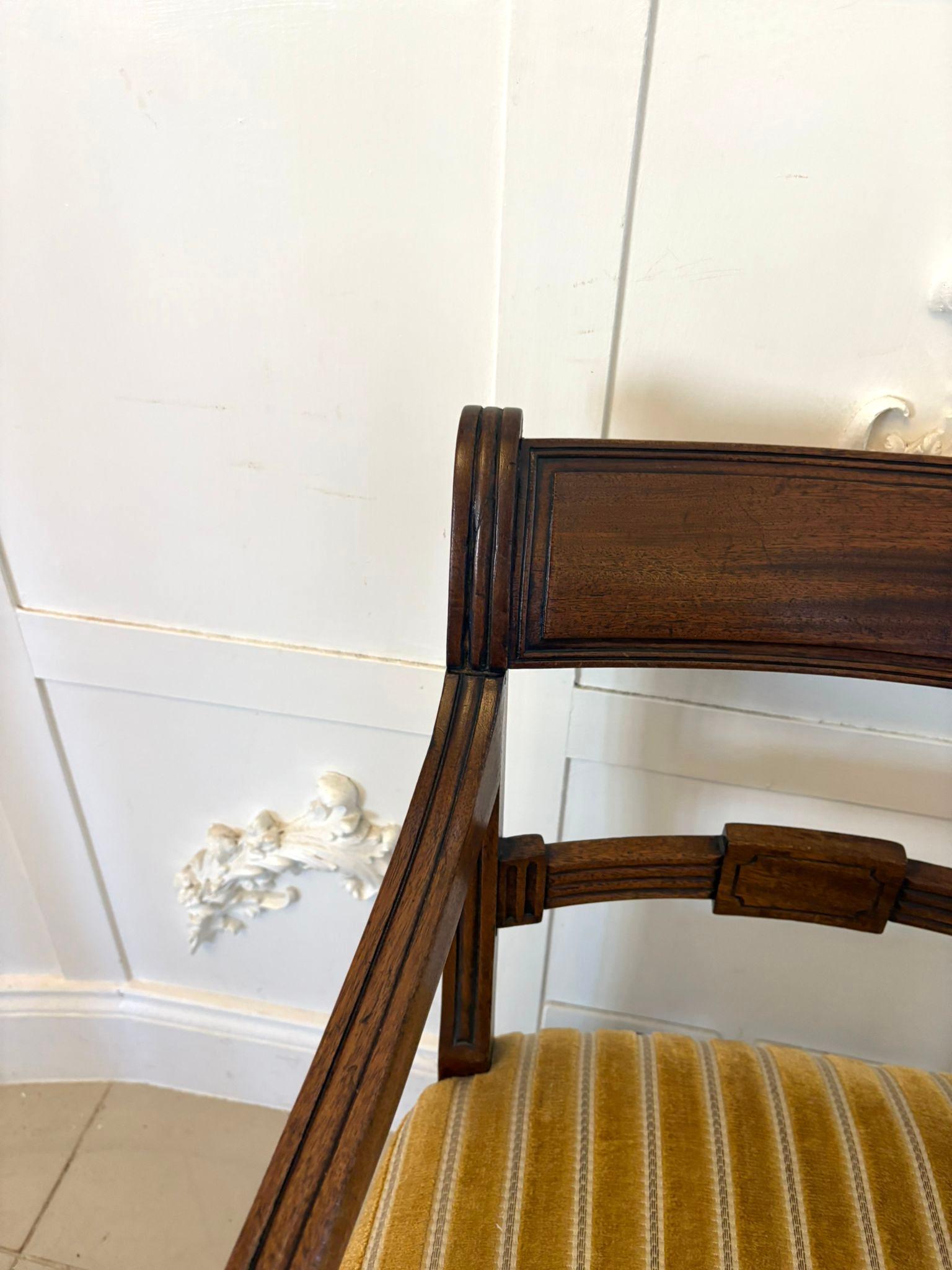 Paar antike Mahagoni-Schreibtische von George III. Qualität Stühle im Angebot 1