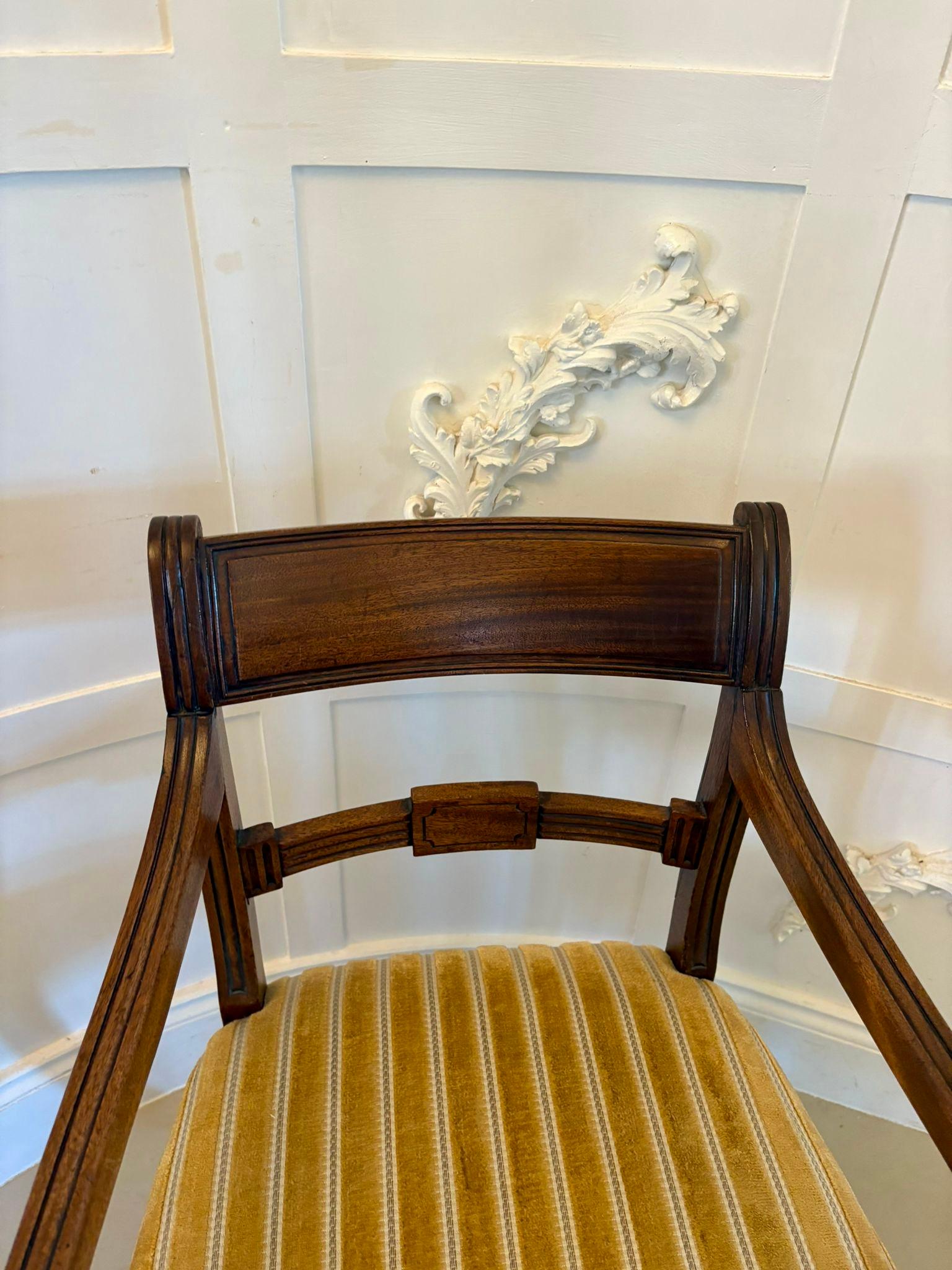 Paar antike Mahagoni-Schreibtische von George III. Qualität Stühle im Angebot 2