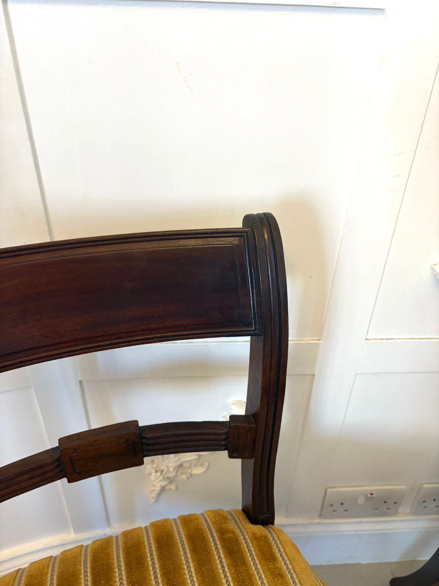 Paire de chaises d'appoint anciennes en acajou de qualité George III en vente 4